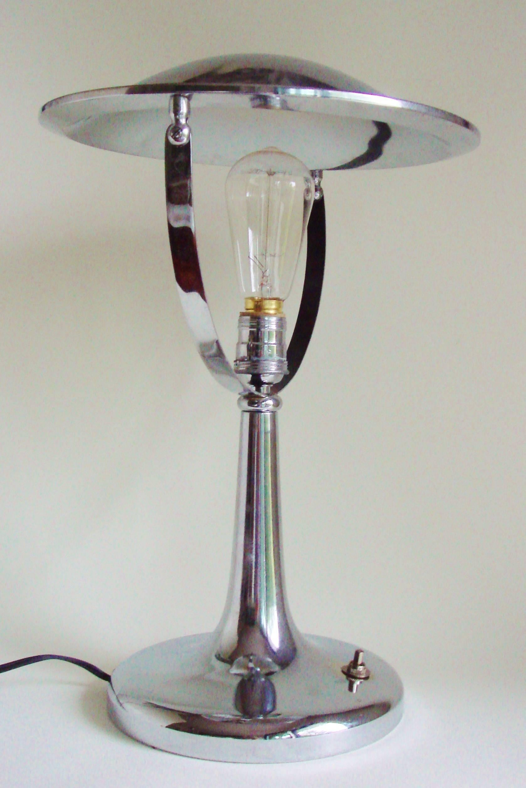 Italian Late Art Deco Chrome and Black Enamel Adjustable Desk Lamp by Zerowatt In Excellent Condition For Sale In Port Hope, ON