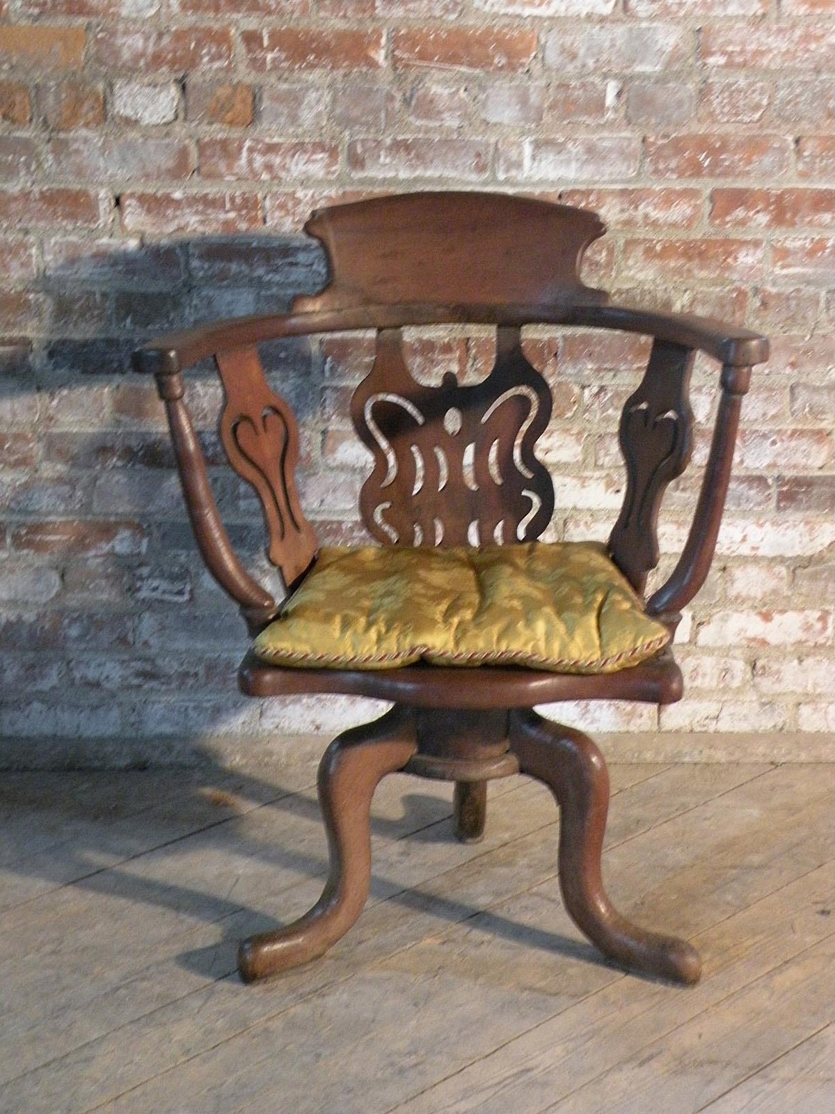 Italian Late Baroque 18th Century Walnut Swivel or Desk Chair of Rare Form In Good Condition For Sale In Troy, NY