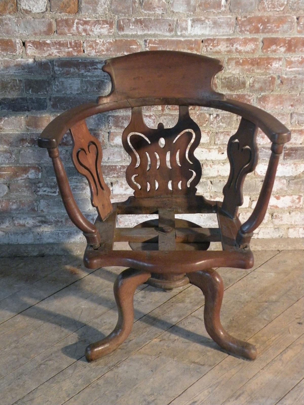 Italian Late Baroque 18th Century Walnut Swivel or Desk Chair of Rare Form For Sale 1