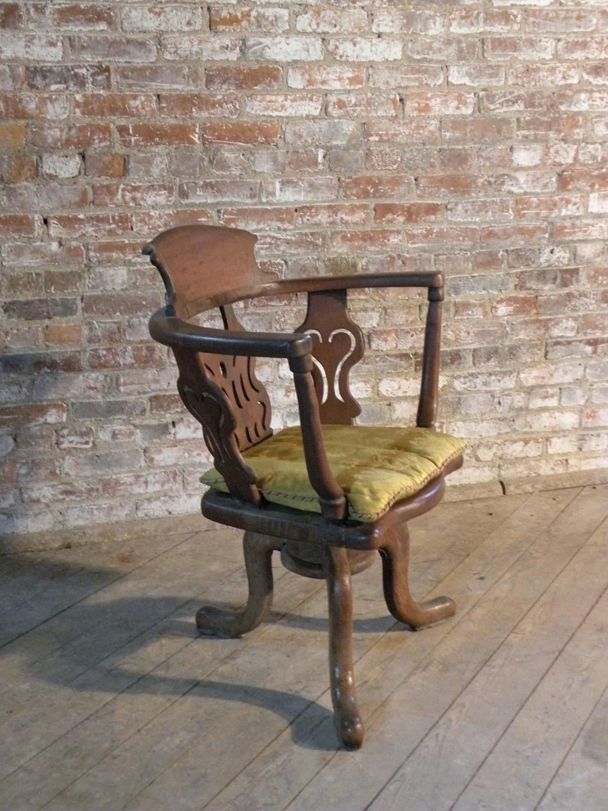 Italian Late Baroque 18th Century Walnut Swivel or Desk Chair of Rare Form For Sale 2