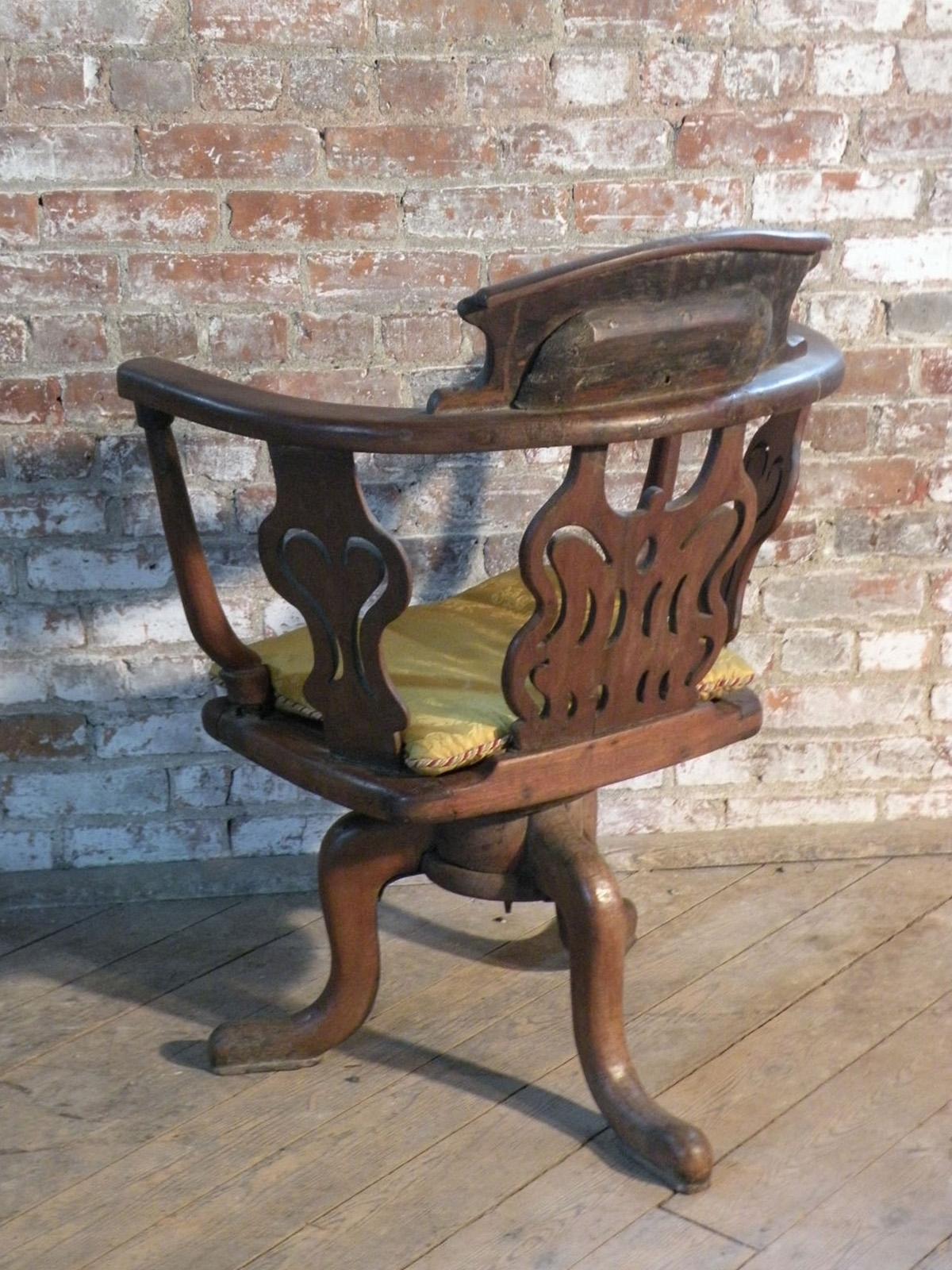 Italian Late Baroque 18th Century Walnut Swivel or Desk Chair of Rare Form For Sale 3