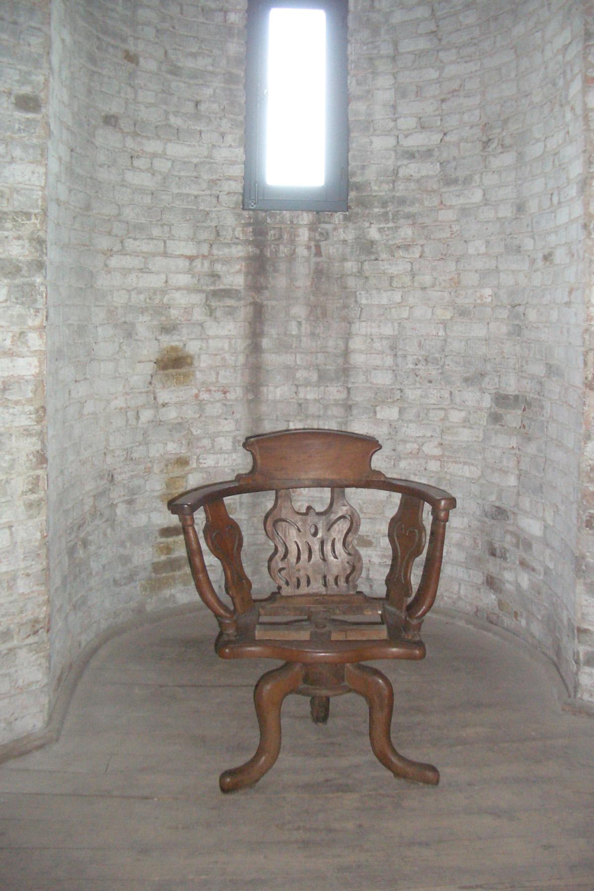 Italian Late Baroque 18th Century Walnut Swivel or Desk Chair of Rare Form For Sale 4