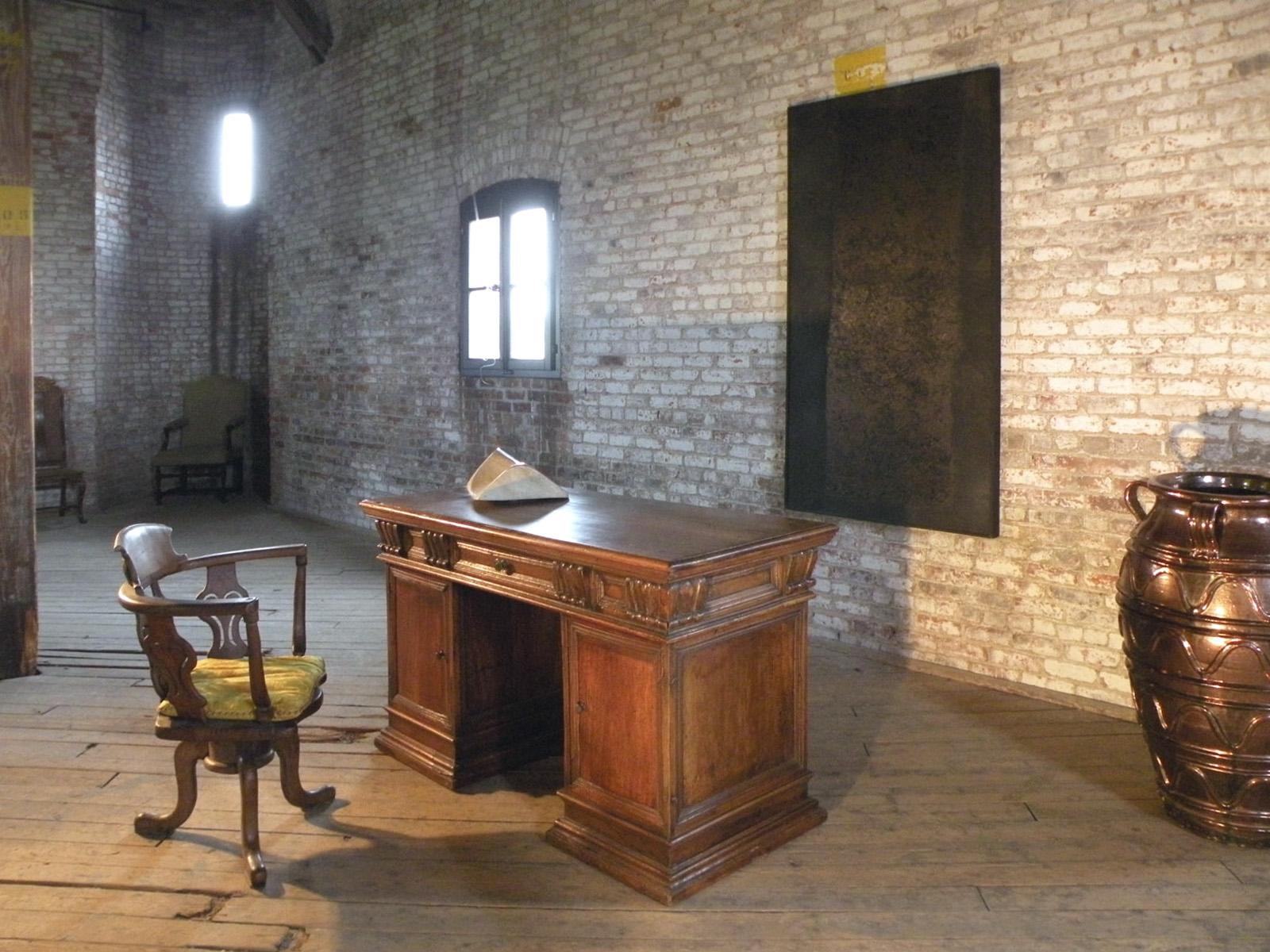 Italian Late Baroque 18th Century Walnut Swivel or Desk Chair of Rare Form For Sale 5