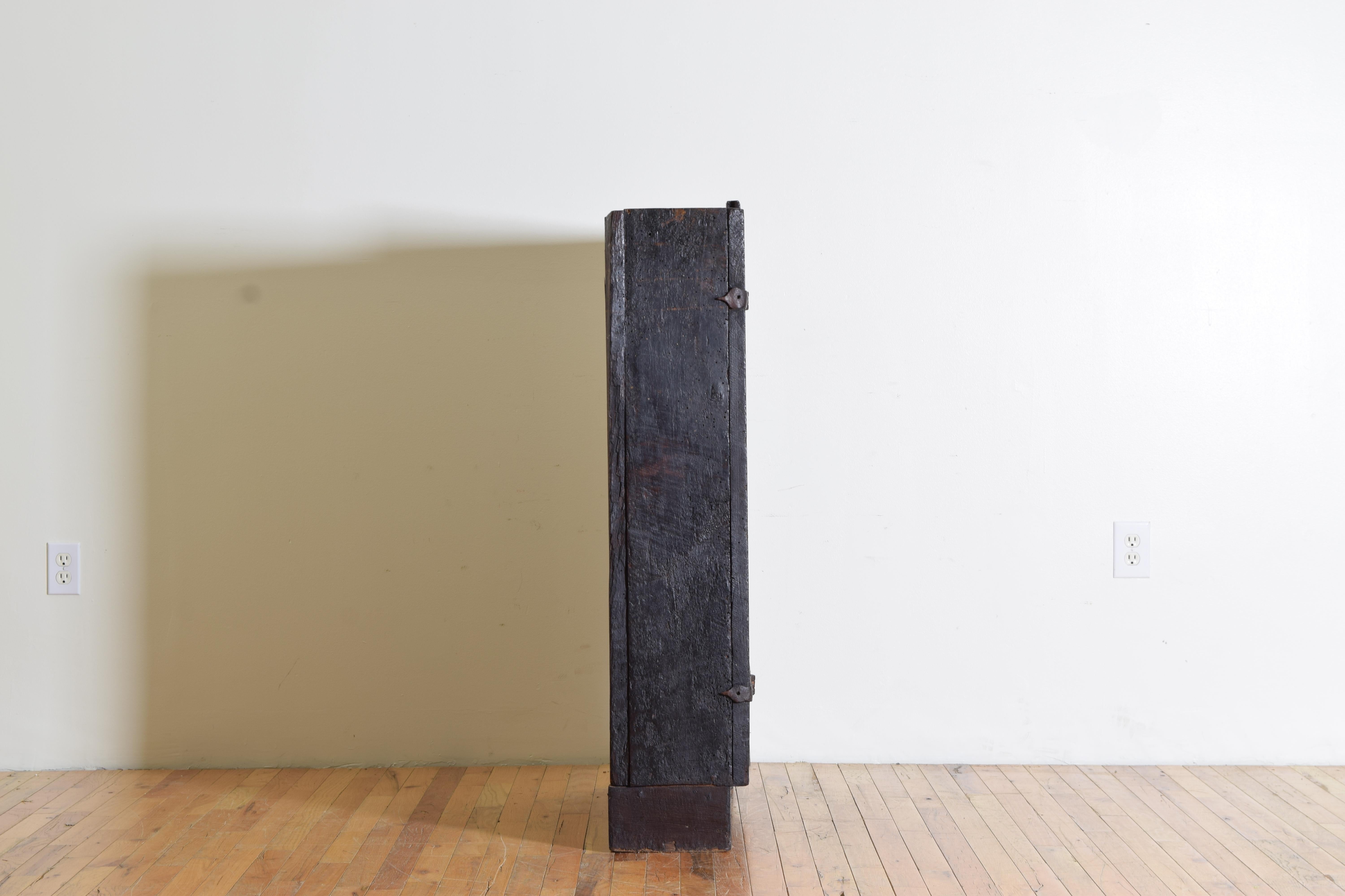 Armario italiano barroco tardío de roble ebonizado de 1 puerta con patas, principios del s. XVIII y posteriores principios del siglo XVIII en venta