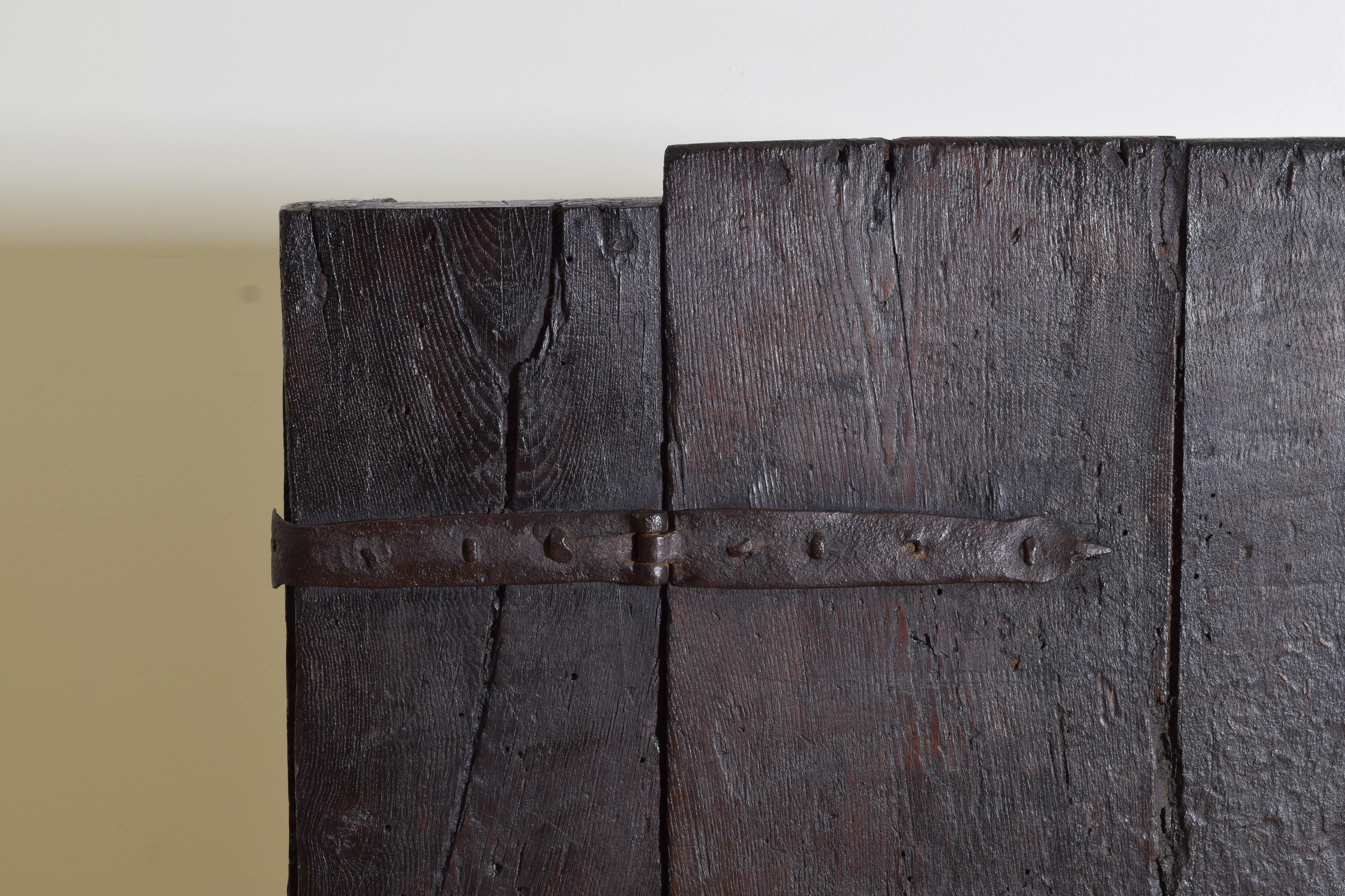 Armario italiano barroco tardío de roble ebonizado de 1 puerta con patas, principios del s. XVIII y posteriores en venta 1