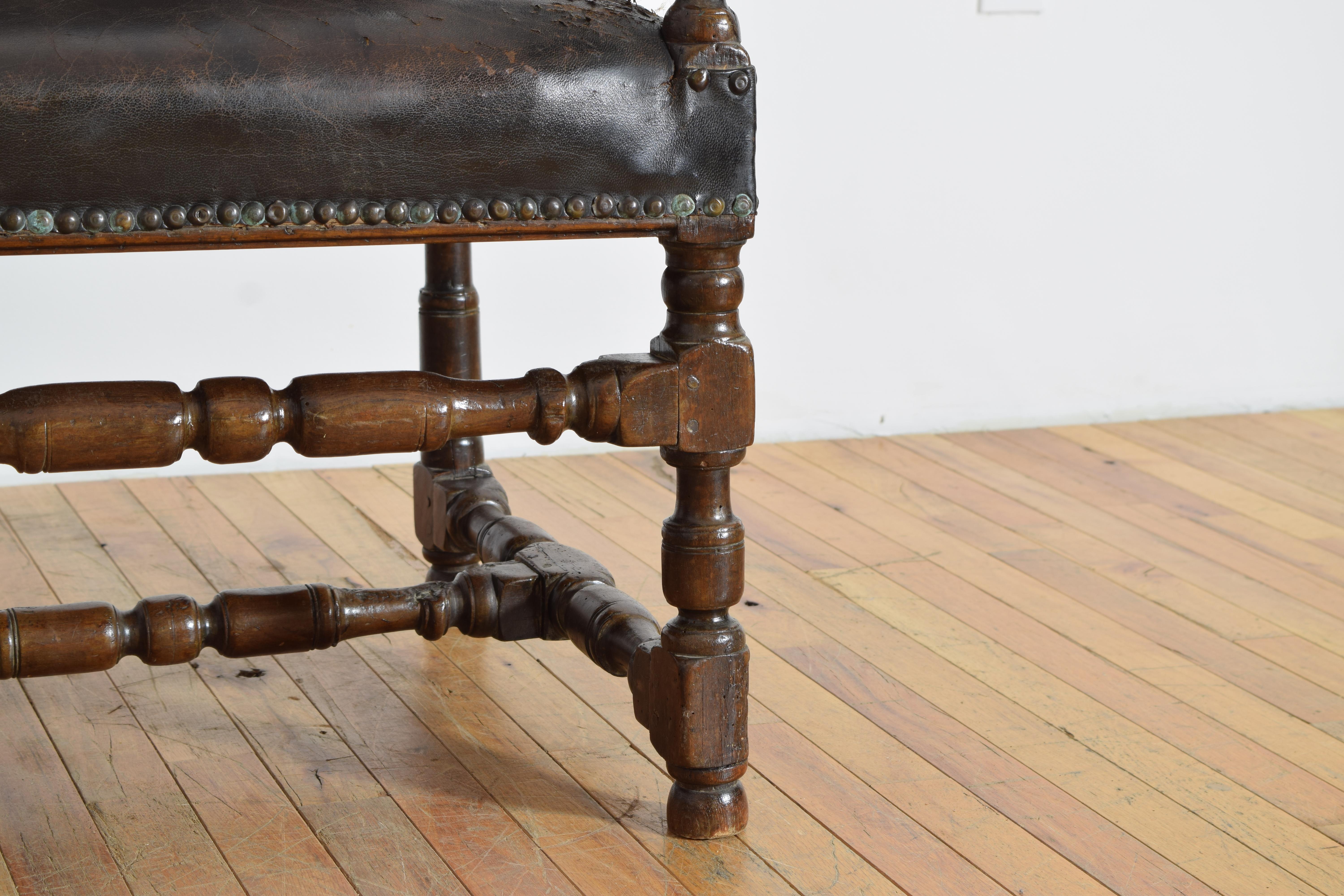 Poltrona italienne en noyer et cuir, vers 1700, période baroque tardive en vente 4