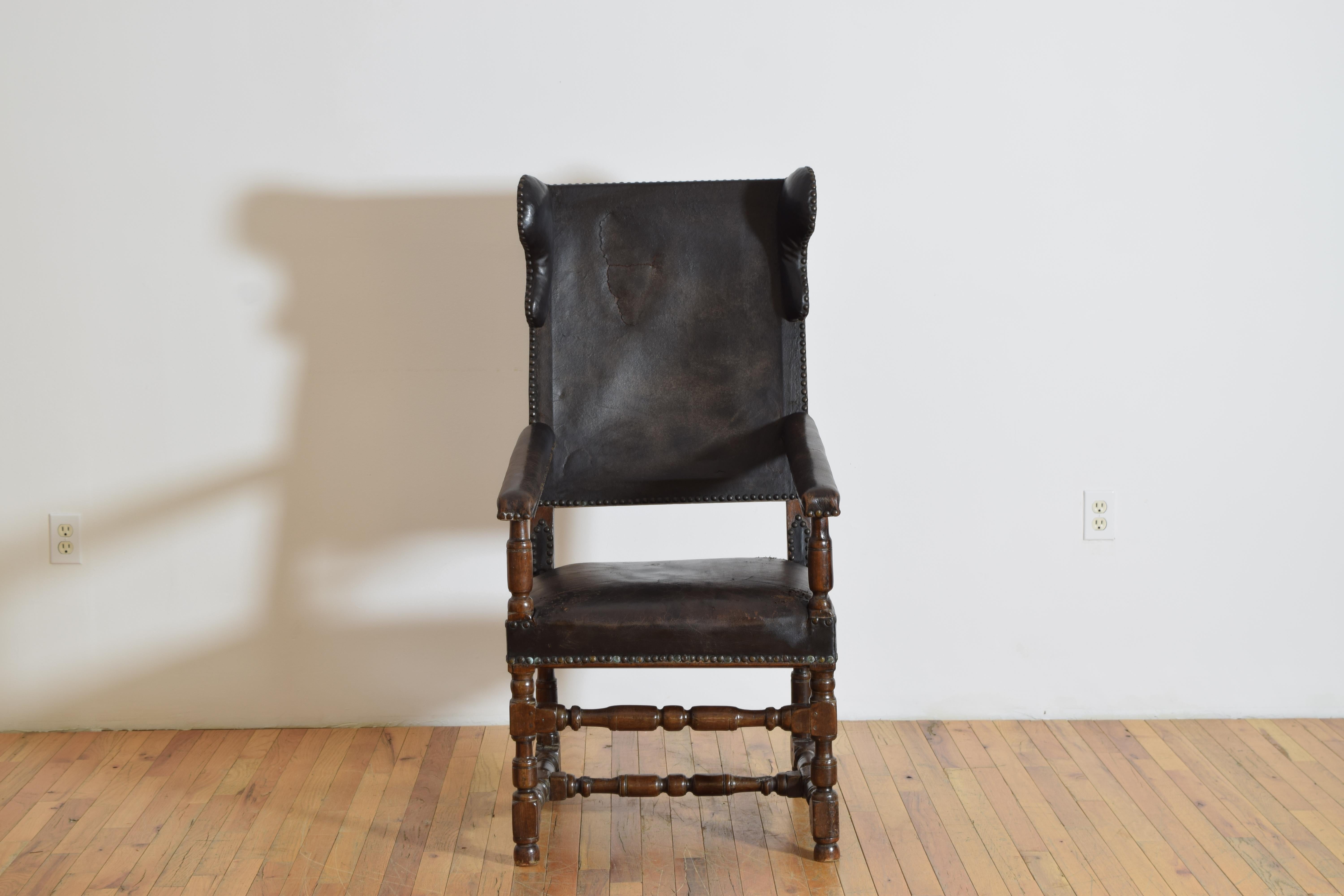 Louis XIV Poltrona italienne en noyer et cuir, vers 1700, période baroque tardive en vente