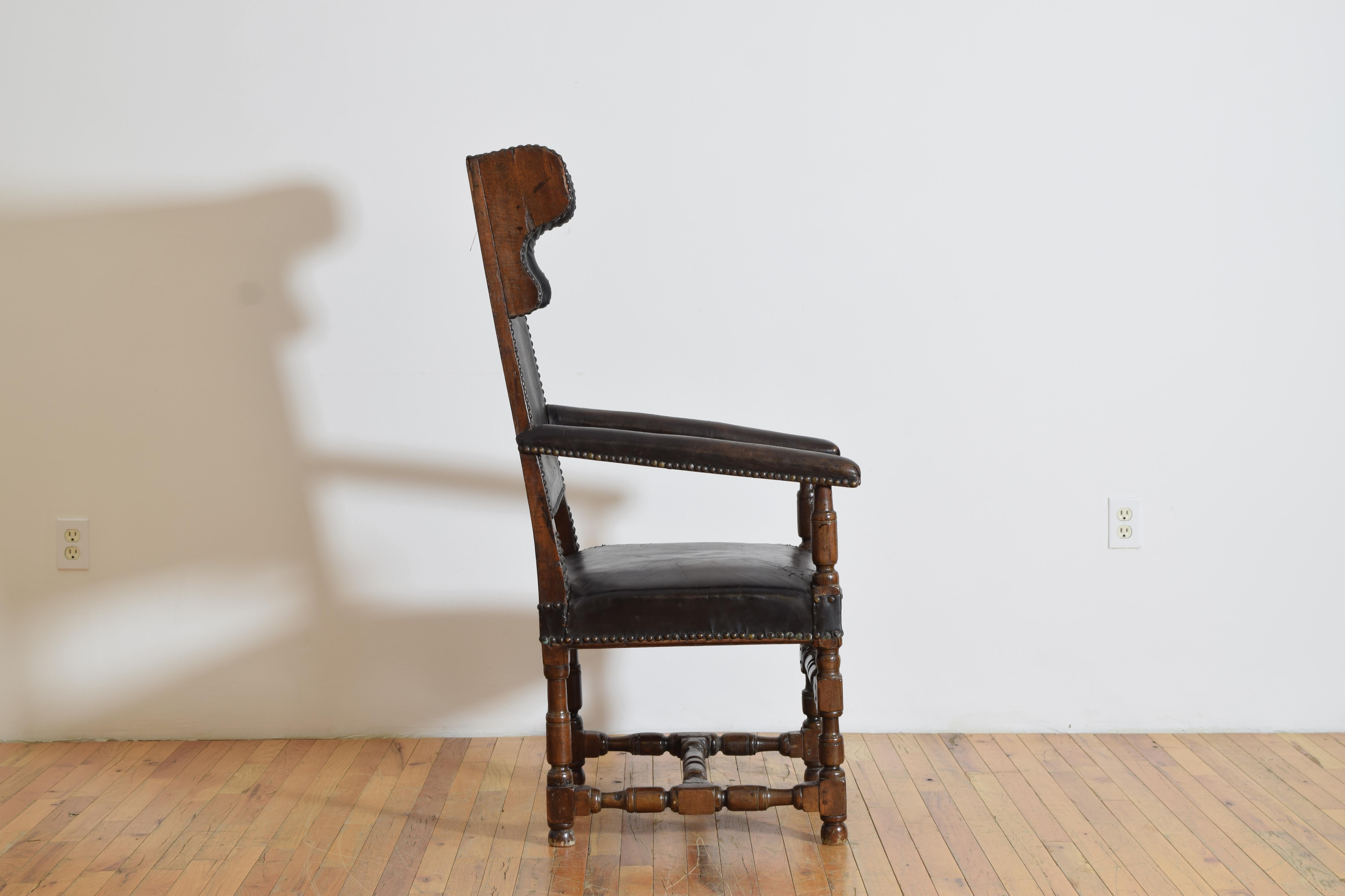 Poltrona italienne en noyer et cuir, vers 1700, période baroque tardive Bon état - En vente à Atlanta, GA