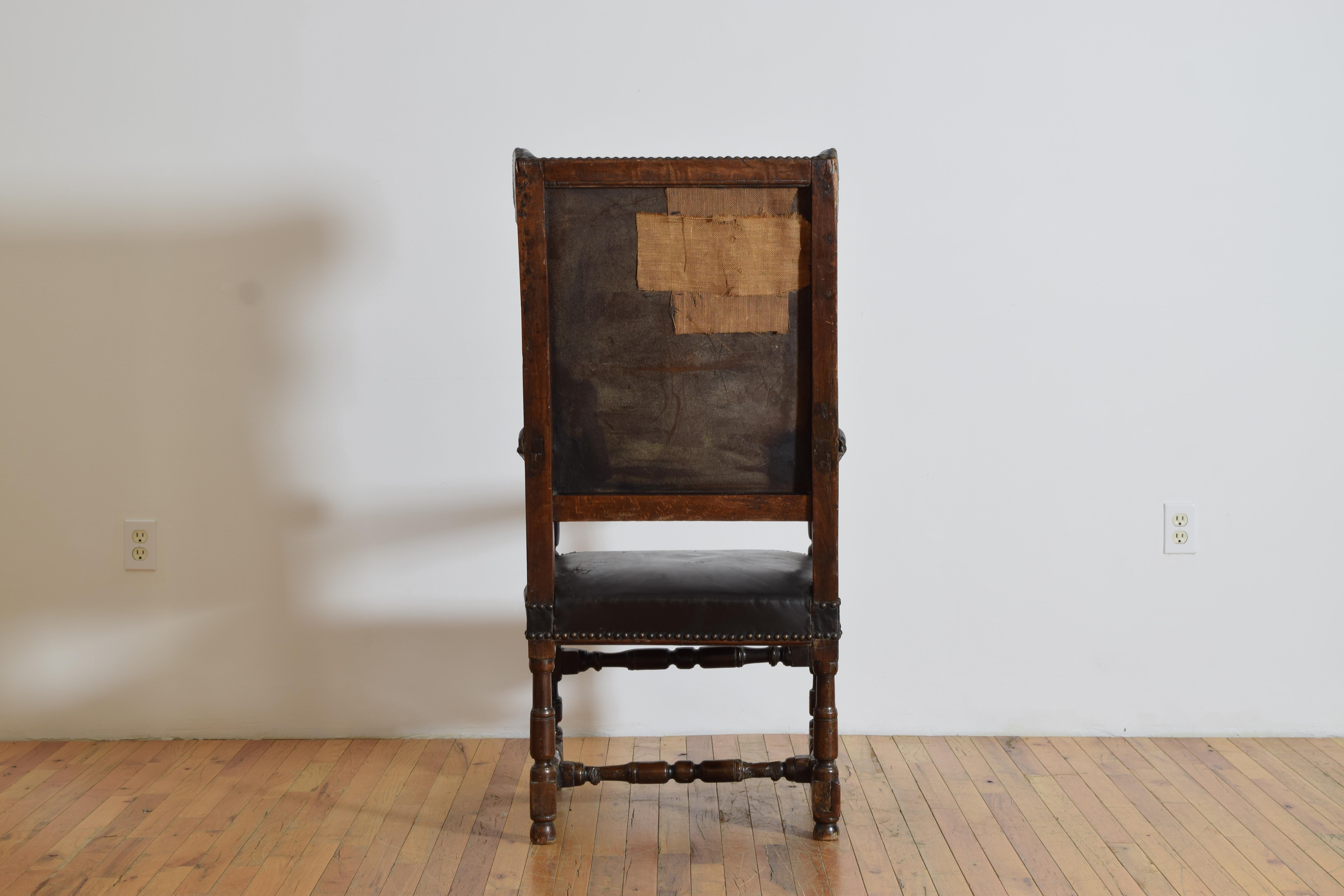 XVIIIe siècle Poltrona italienne en noyer et cuir, vers 1700, période baroque tardive en vente