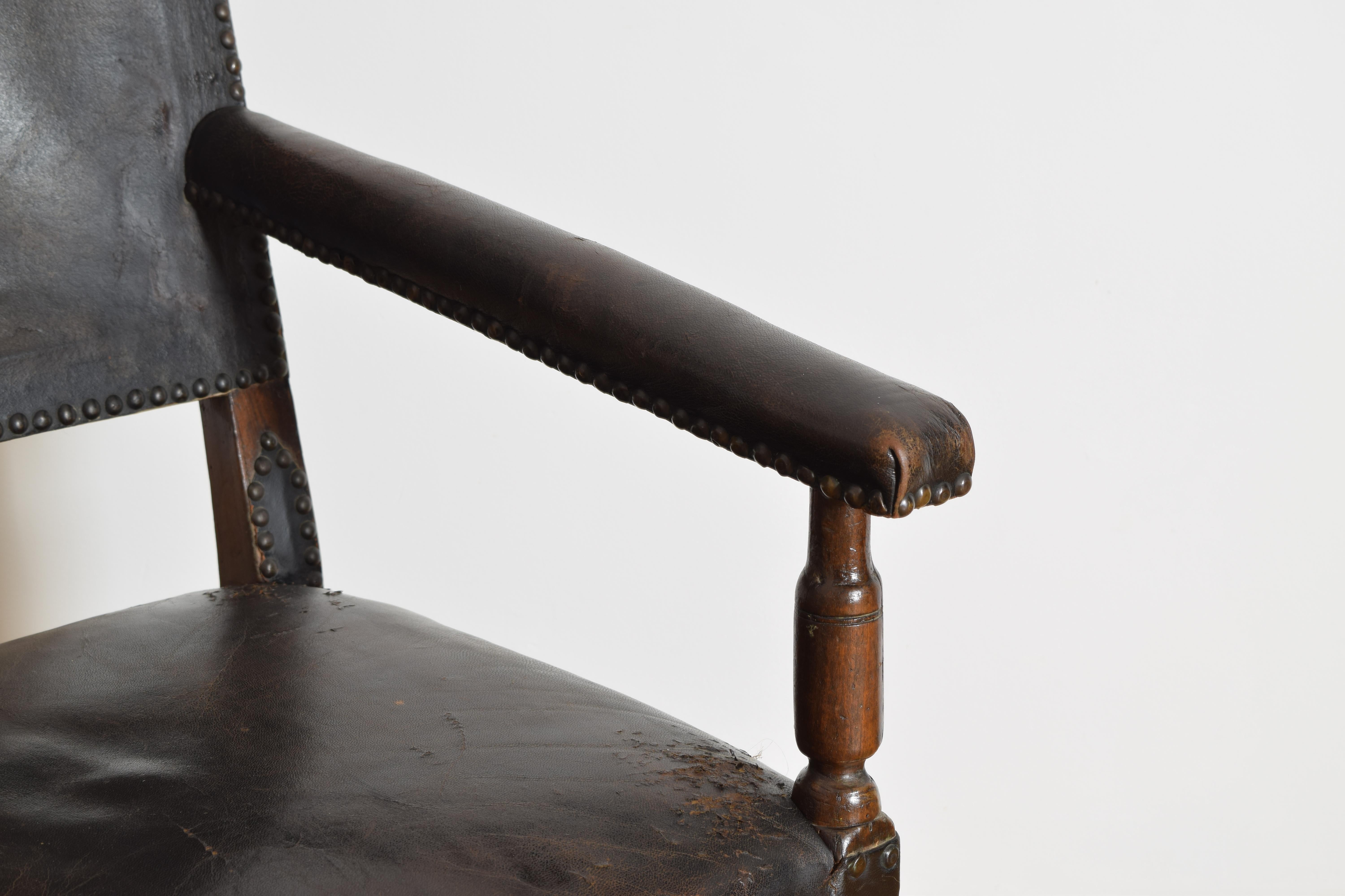 Poltrona italienne en noyer et cuir, vers 1700, période baroque tardive en vente 3