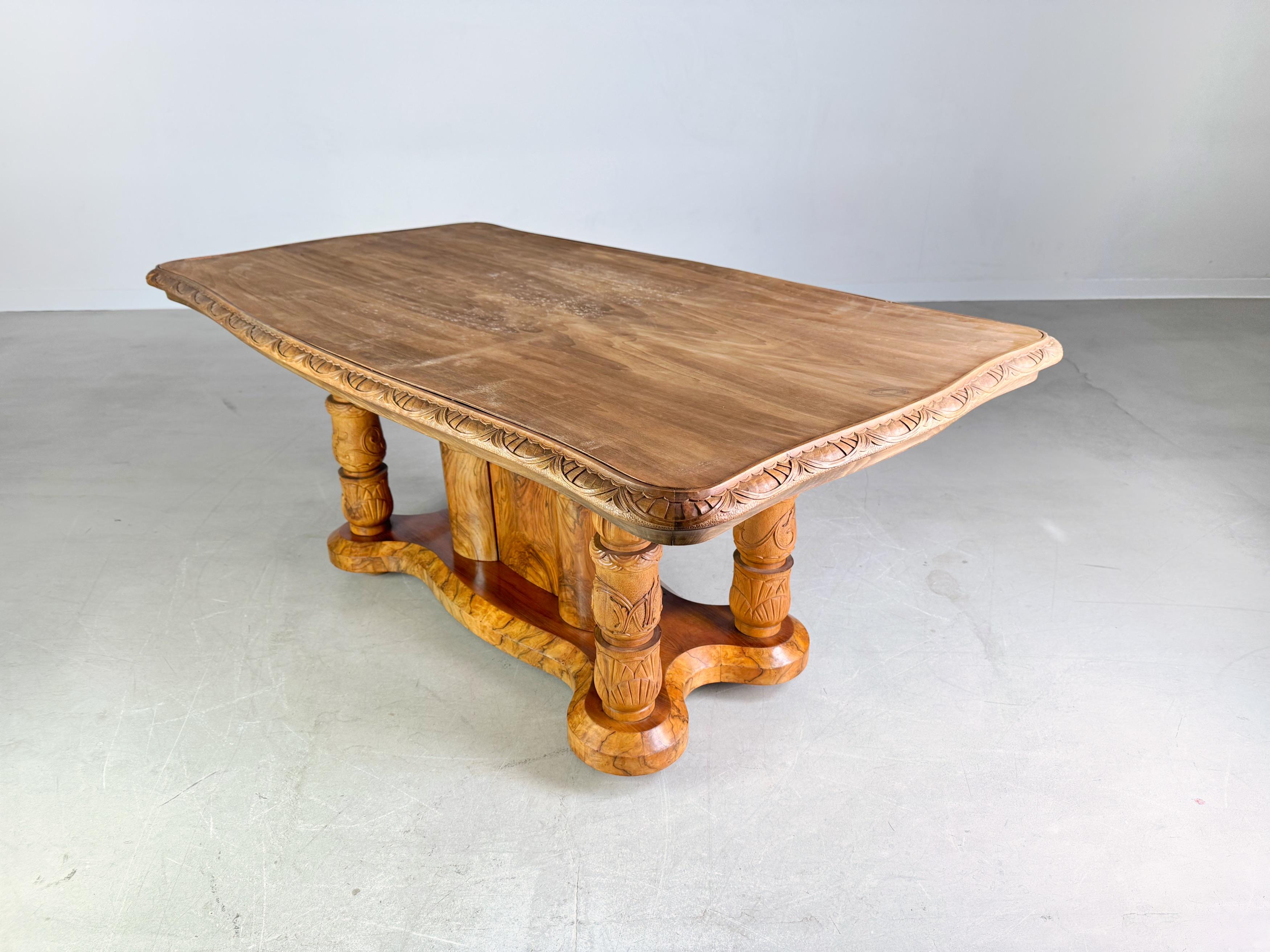 Nous proposons à la vente une magnifique table de salle à manger de 