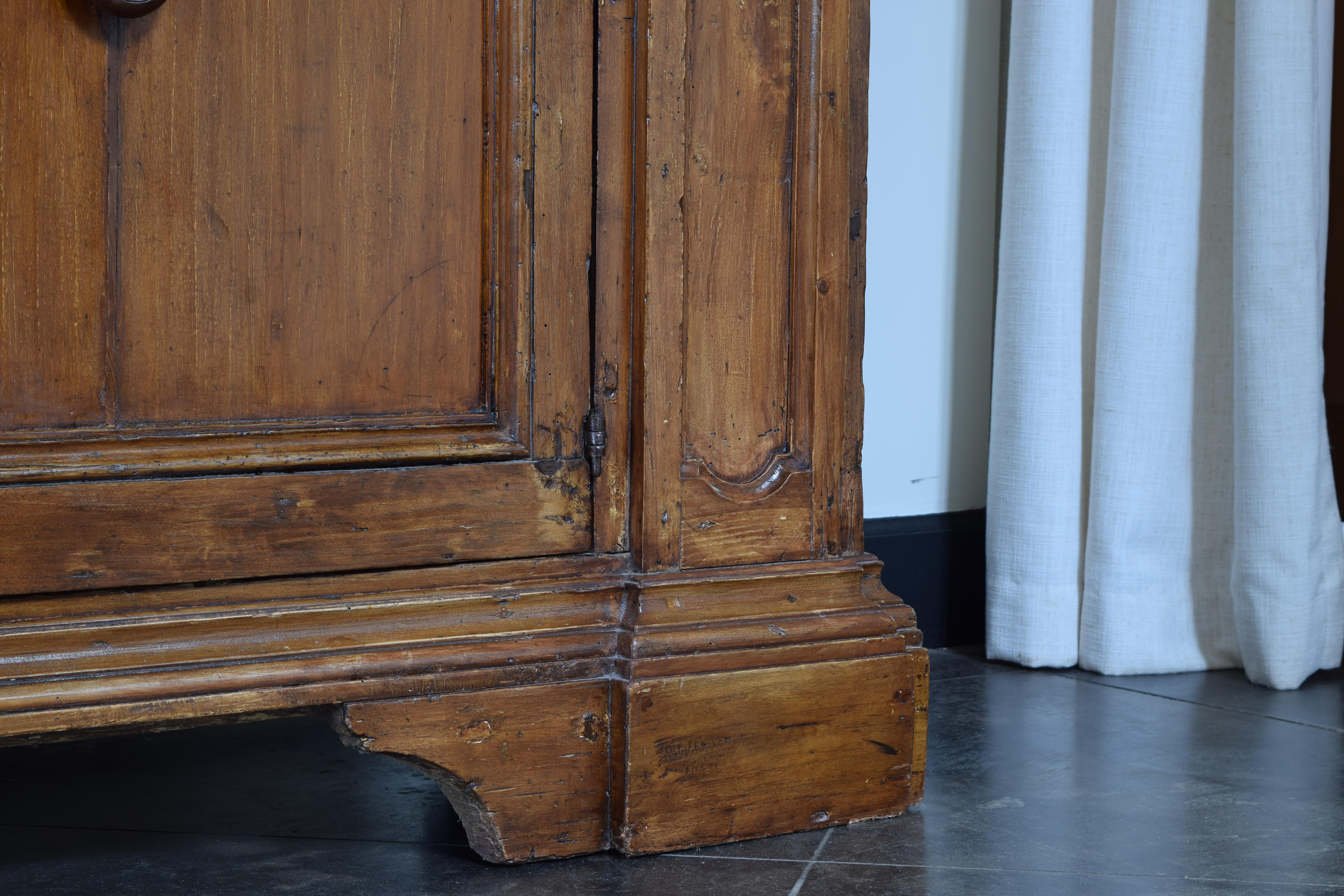 Italian Late Baroque Stained Fir-wood 1-Drawer, 2-Door Credenza, early 18th cen. For Sale 7