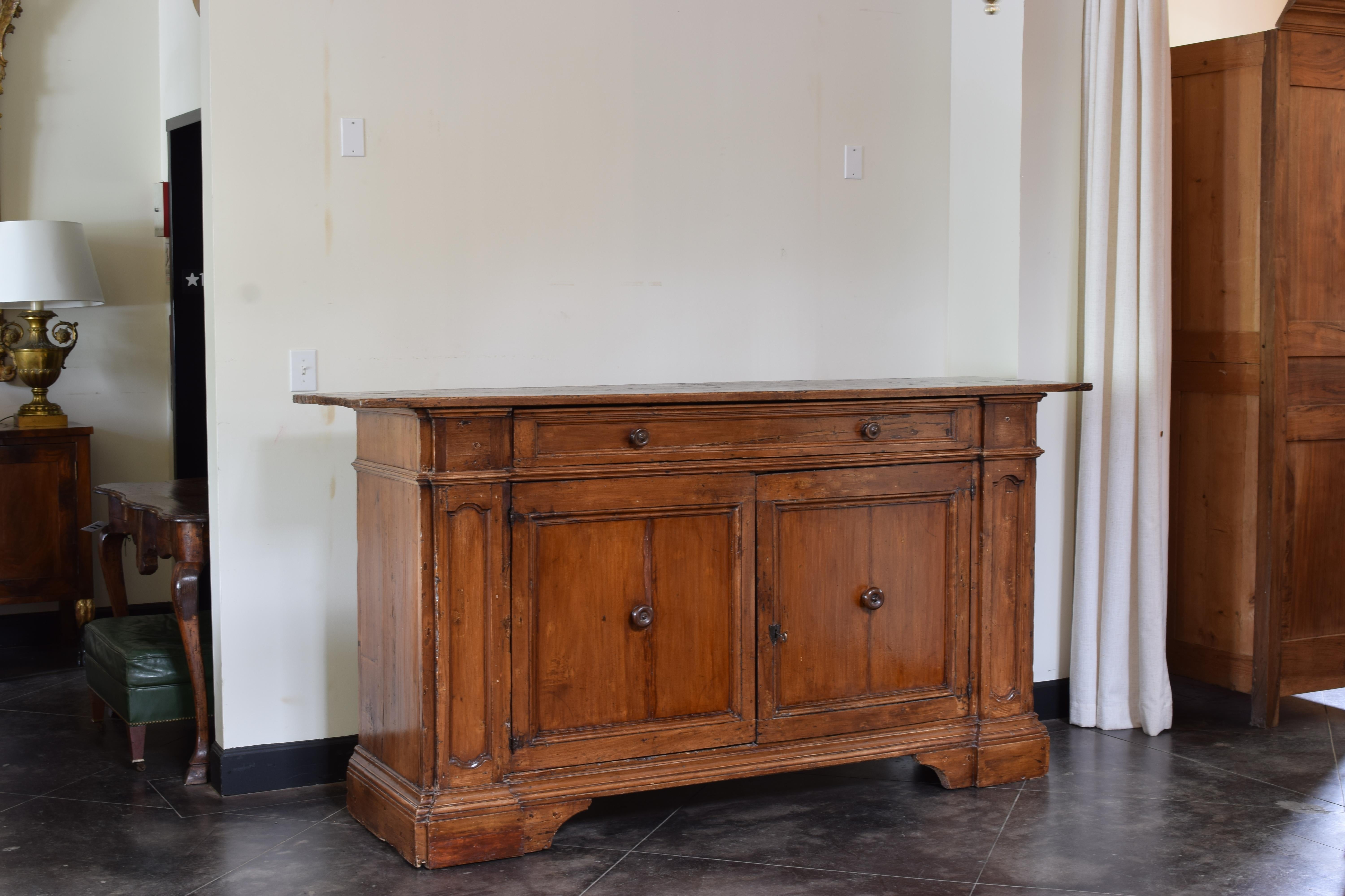 Italian Late Baroque Stained Fir-wood 1-Drawer, 2-Door Credenza, early 18th cen. In Good Condition For Sale In Atlanta, GA