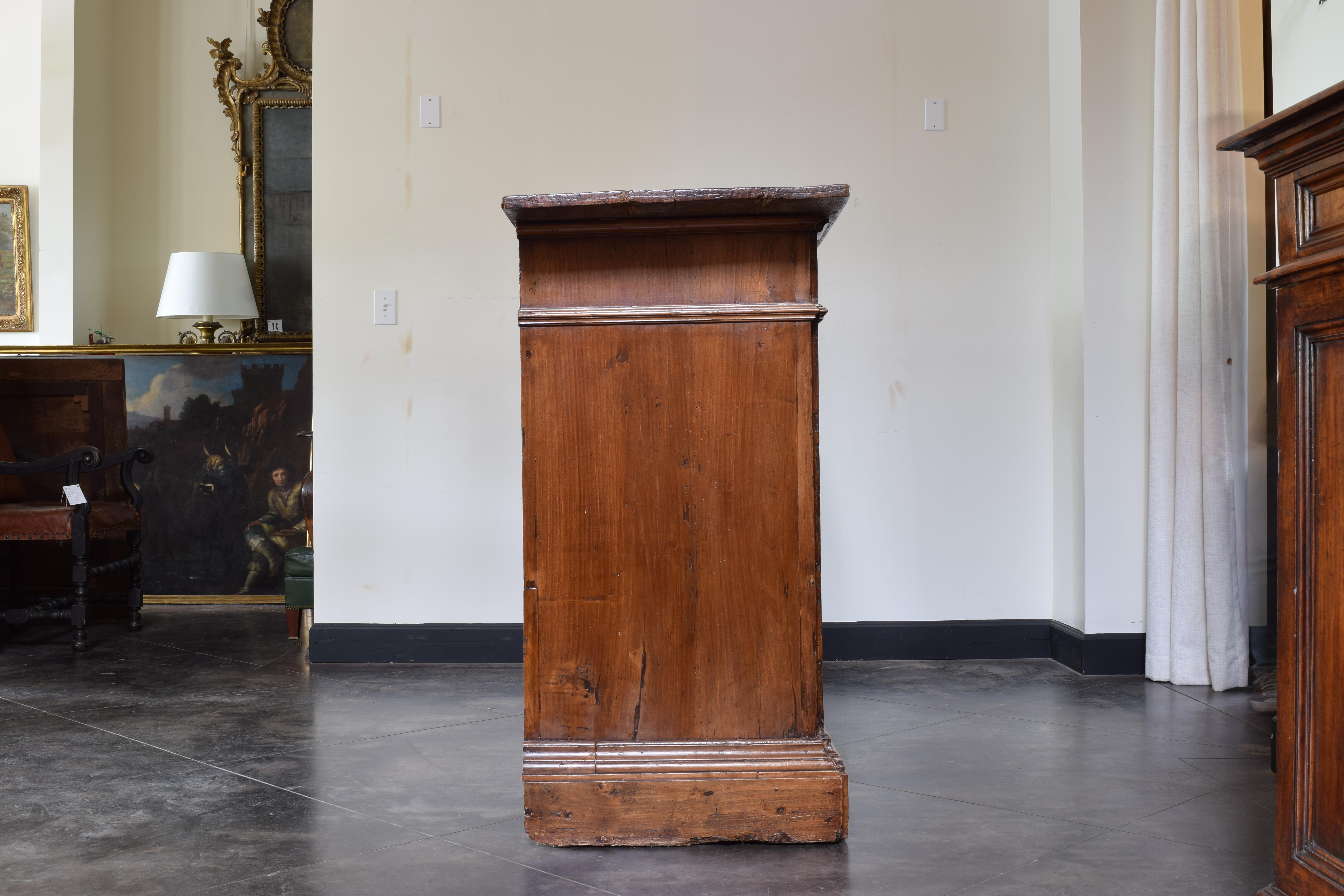Début du XVIIIe siècle Crédence italienne en bois de sapin teinté de style baroque tardif à un tiroir et deux portes, début du XVIIIe siècle. en vente