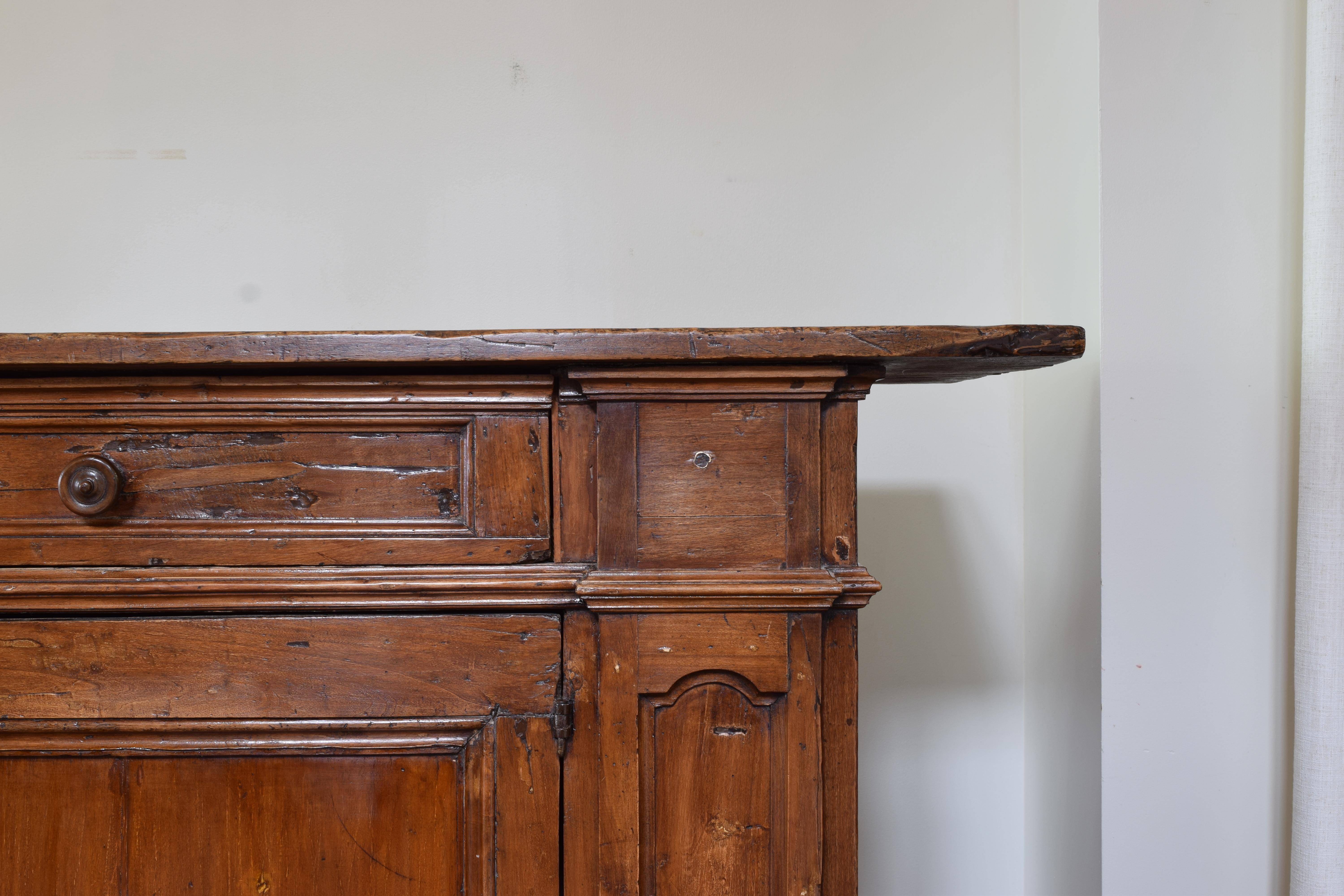 Crédence italienne en bois de sapin teinté de style baroque tardif à un tiroir et deux portes, début du XVIIIe siècle. en vente 2