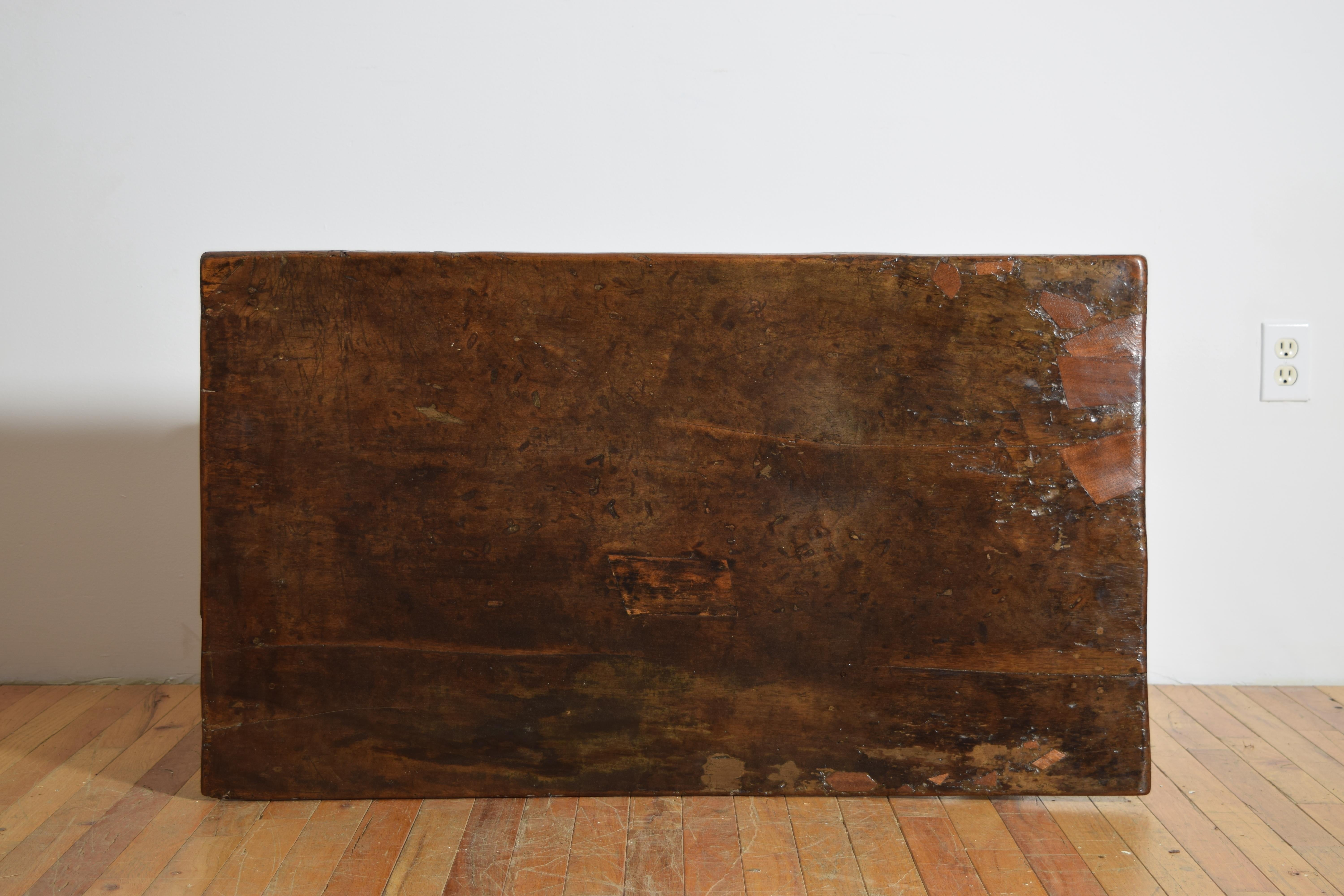 Italian Late Baroque Walnut 2 Drawer Low Table, mid 18th century For Sale 6
