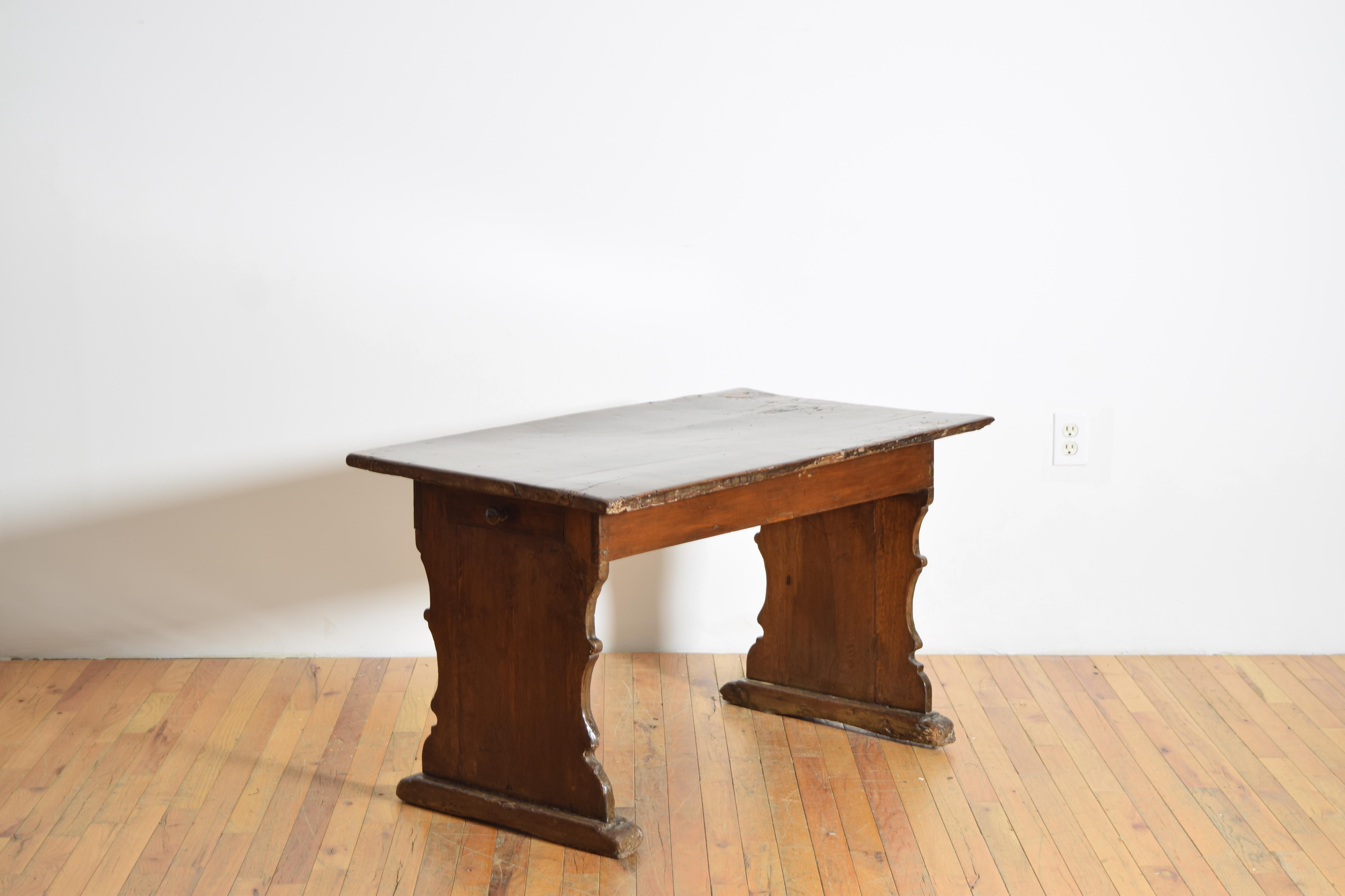 Italian Late Baroque Walnut 2 Drawer Low Table, mid 18th century In Good Condition For Sale In Atlanta, GA