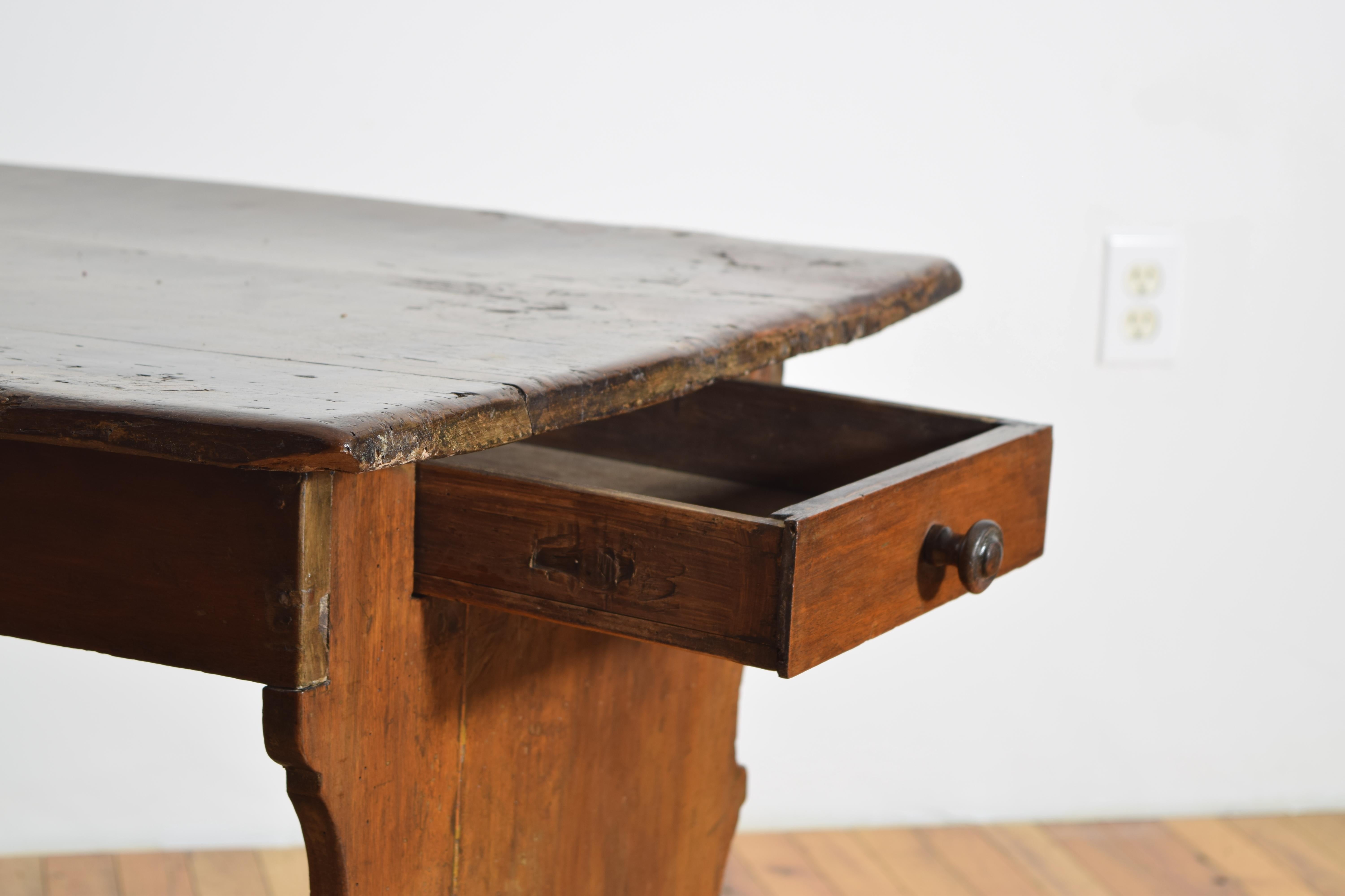 Italian Late Baroque Walnut 2 Drawer Low Table, mid 18th century For Sale 2