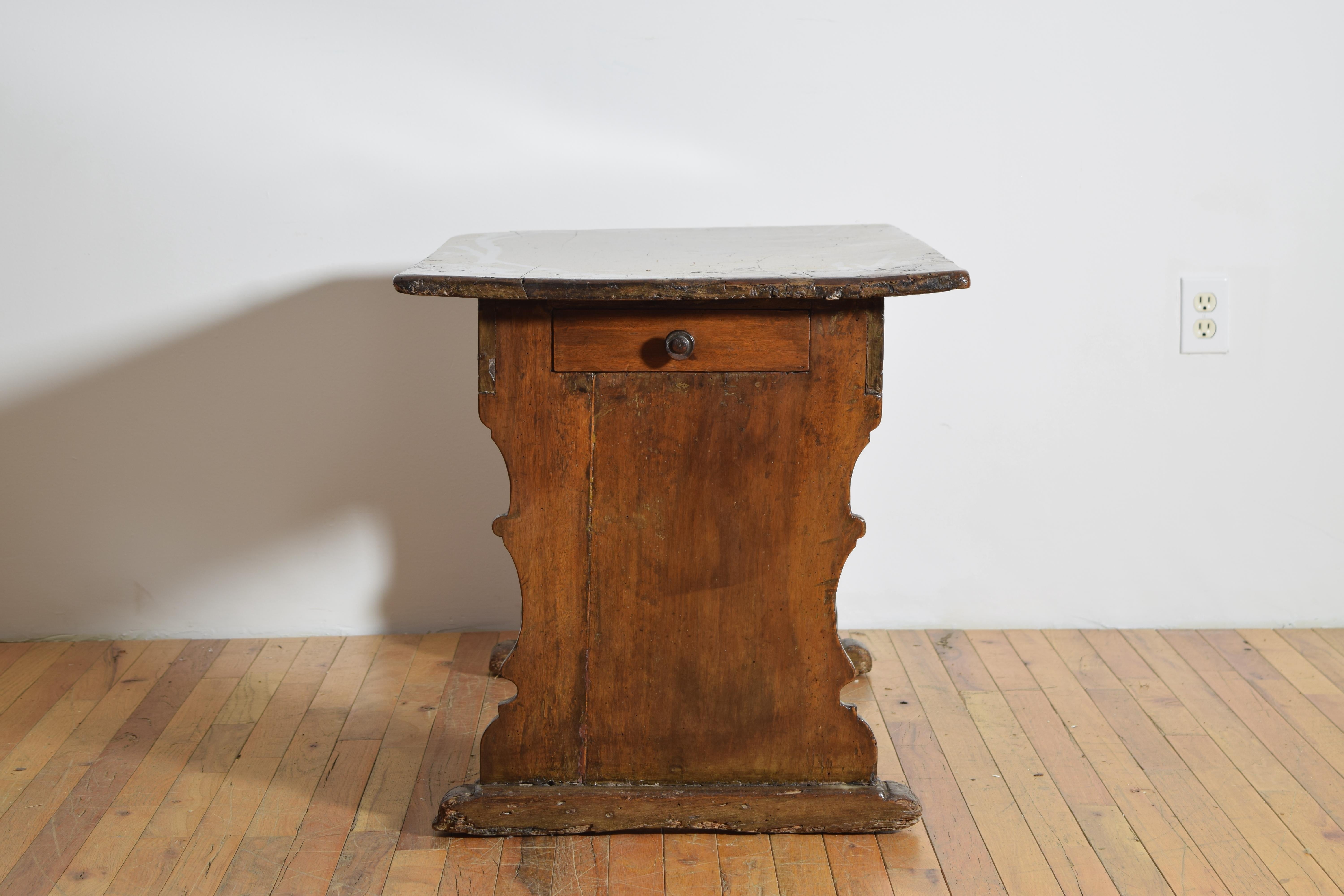 Italian Late Baroque Walnut 2 Drawer Low Table, mid 18th century For Sale 3