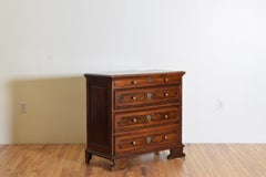 Italian Late Baroque Walnut 4-Drawer Commode, Early 18th Century