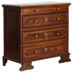 Commode italienne baroque de la fin du XVIIIe siècle en noyer à 4 tiroirs, début du XVIIIe siècle
