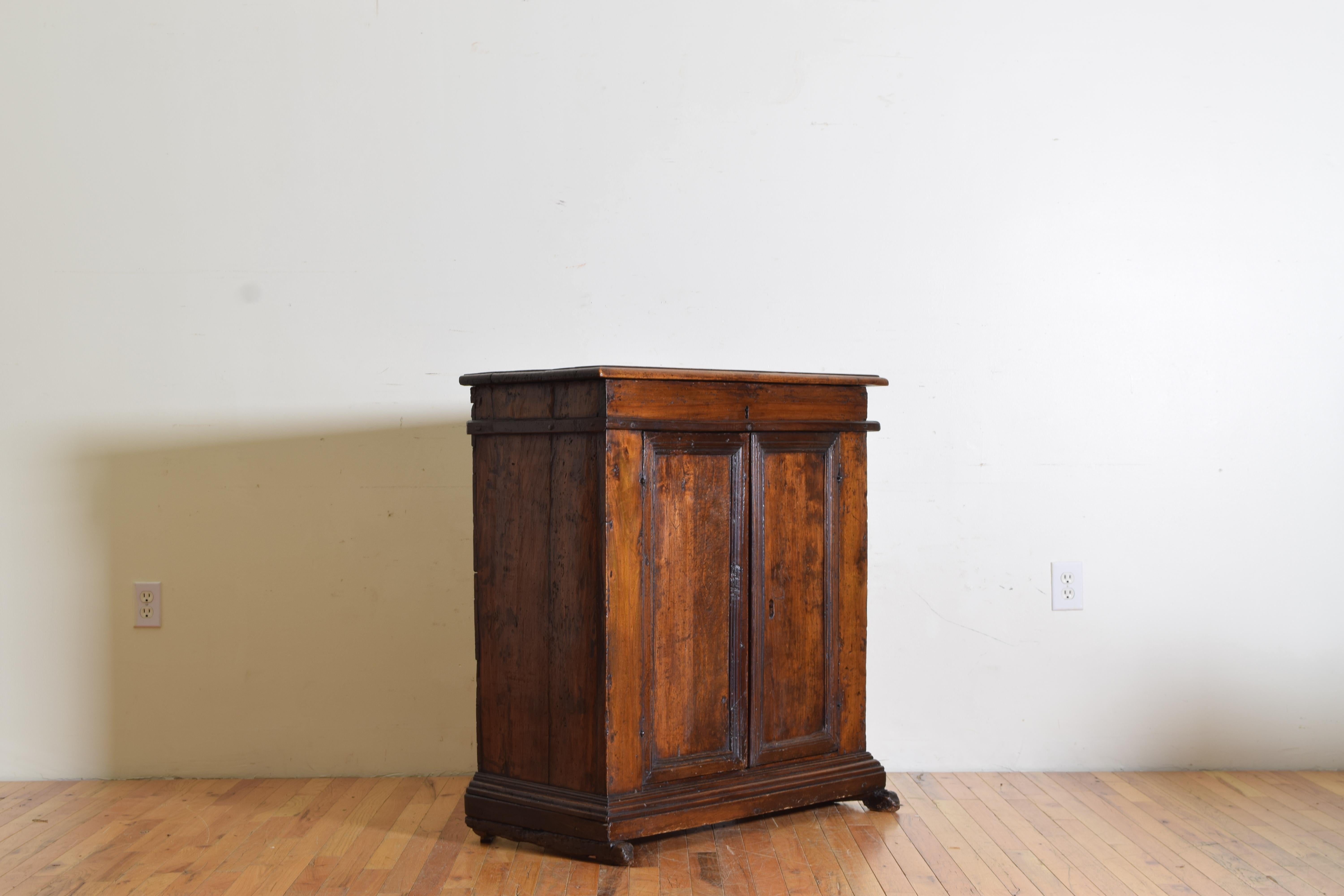 Italian Late Baroque Walnut Flip Top 2-Door Credenza/Cabinet, Early 18th Century In Good Condition In Atlanta, GA