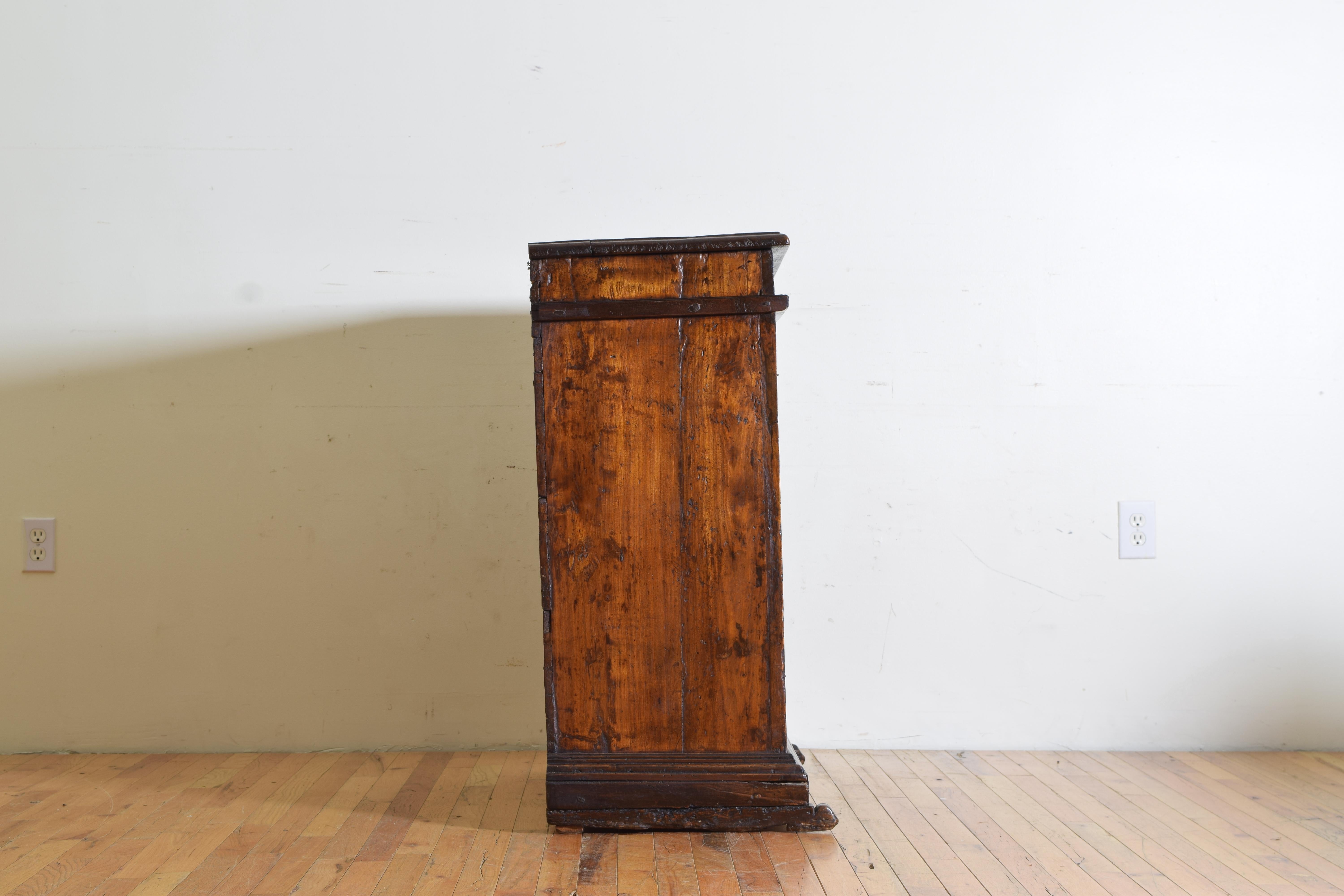 Italian Late Baroque Walnut Flip Top 2-Door Credenza/Cabinet, Early 18th Century 3