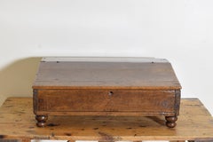 Scatola italiana tardo-barocca in noce con piedini inclinati, 1650 ca.