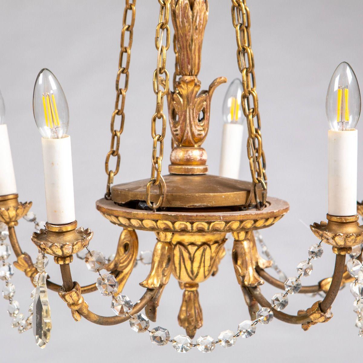 Italienischer geschnitzter und vergoldeter Kronleuchter des späten Empire mit geschliffenen Glasprismen (Vergoldet) im Angebot