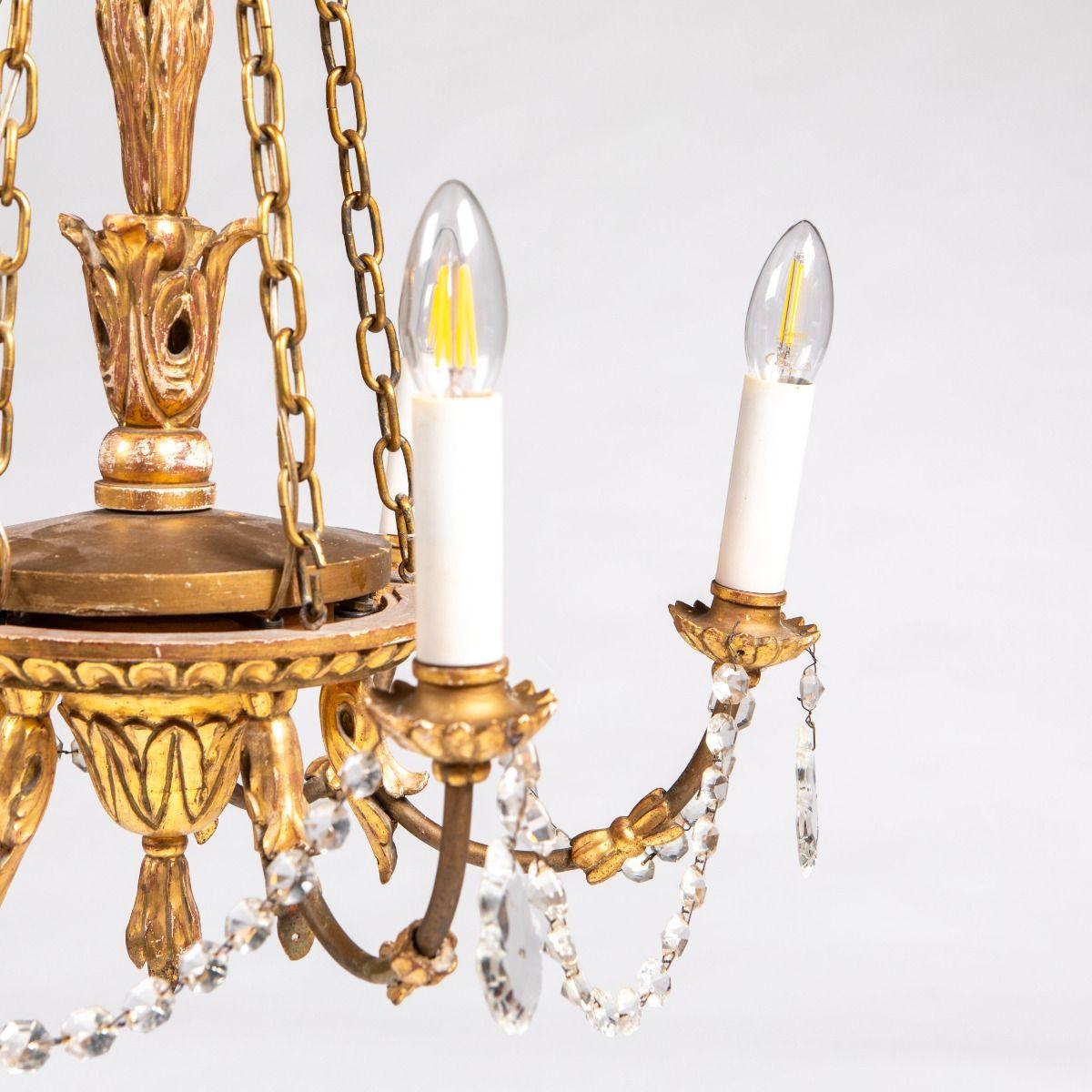 Italienischer geschnitzter und vergoldeter Kronleuchter des späten Empire mit geschliffenen Glasprismen im Zustand „Gut“ im Angebot in Kastrup, DK