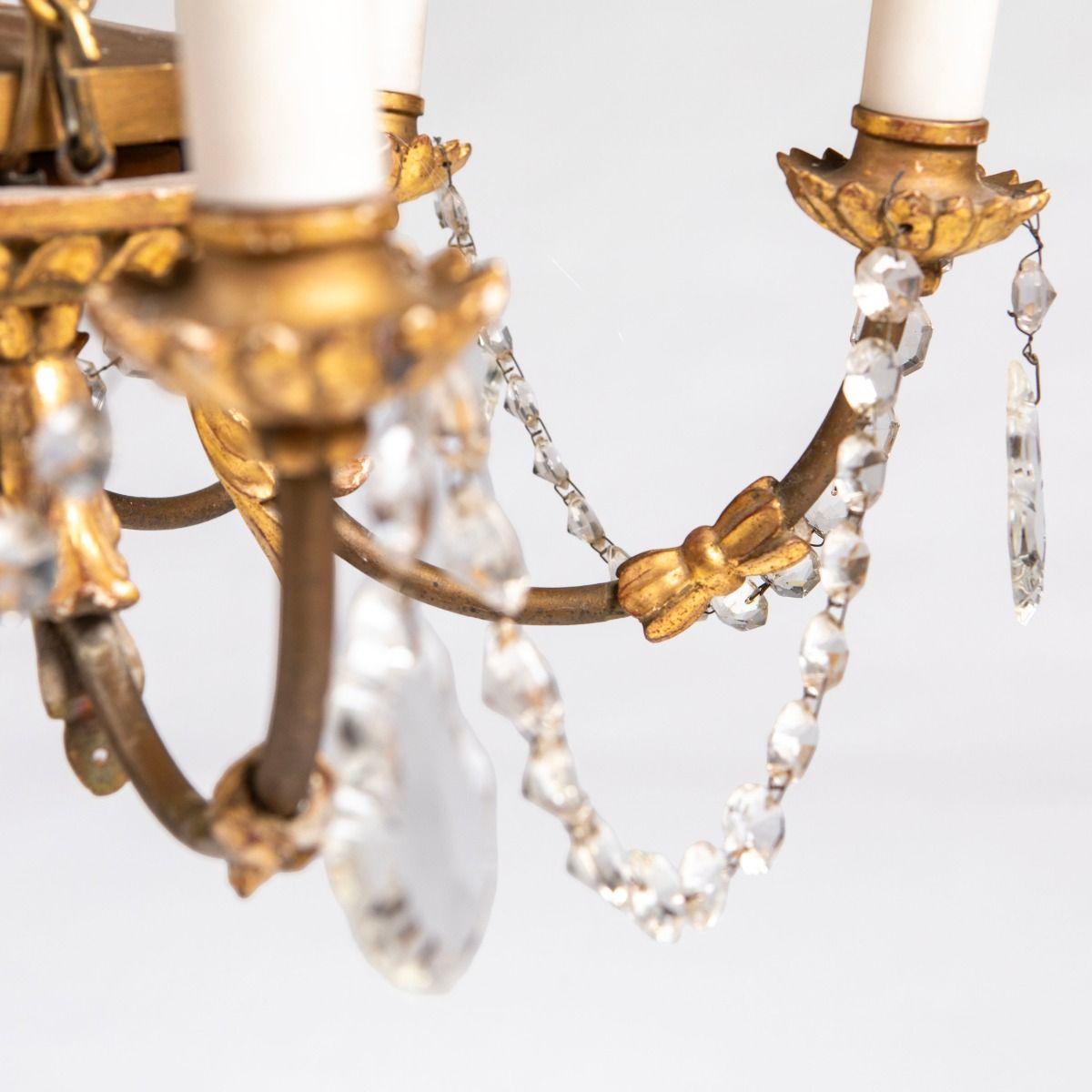 Italienischer geschnitzter und vergoldeter Kronleuchter des späten Empire mit geschliffenen Glasprismen (19. Jahrhundert) im Angebot