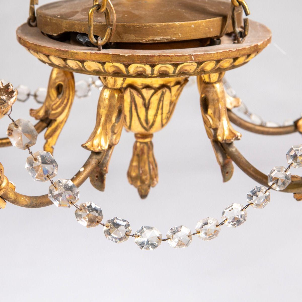 Italienischer geschnitzter und vergoldeter Kronleuchter des späten Empire mit geschliffenen Glasprismen (Messing) im Angebot