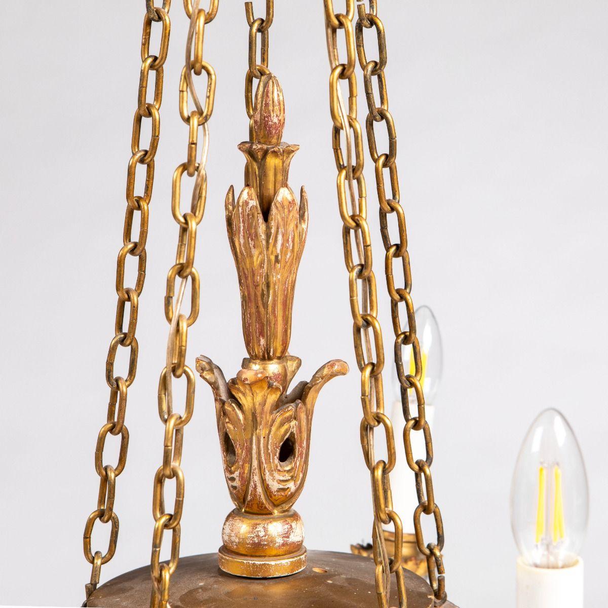 Italienischer geschnitzter und vergoldeter Kronleuchter des späten Empire mit geschliffenen Glasprismen im Angebot 1