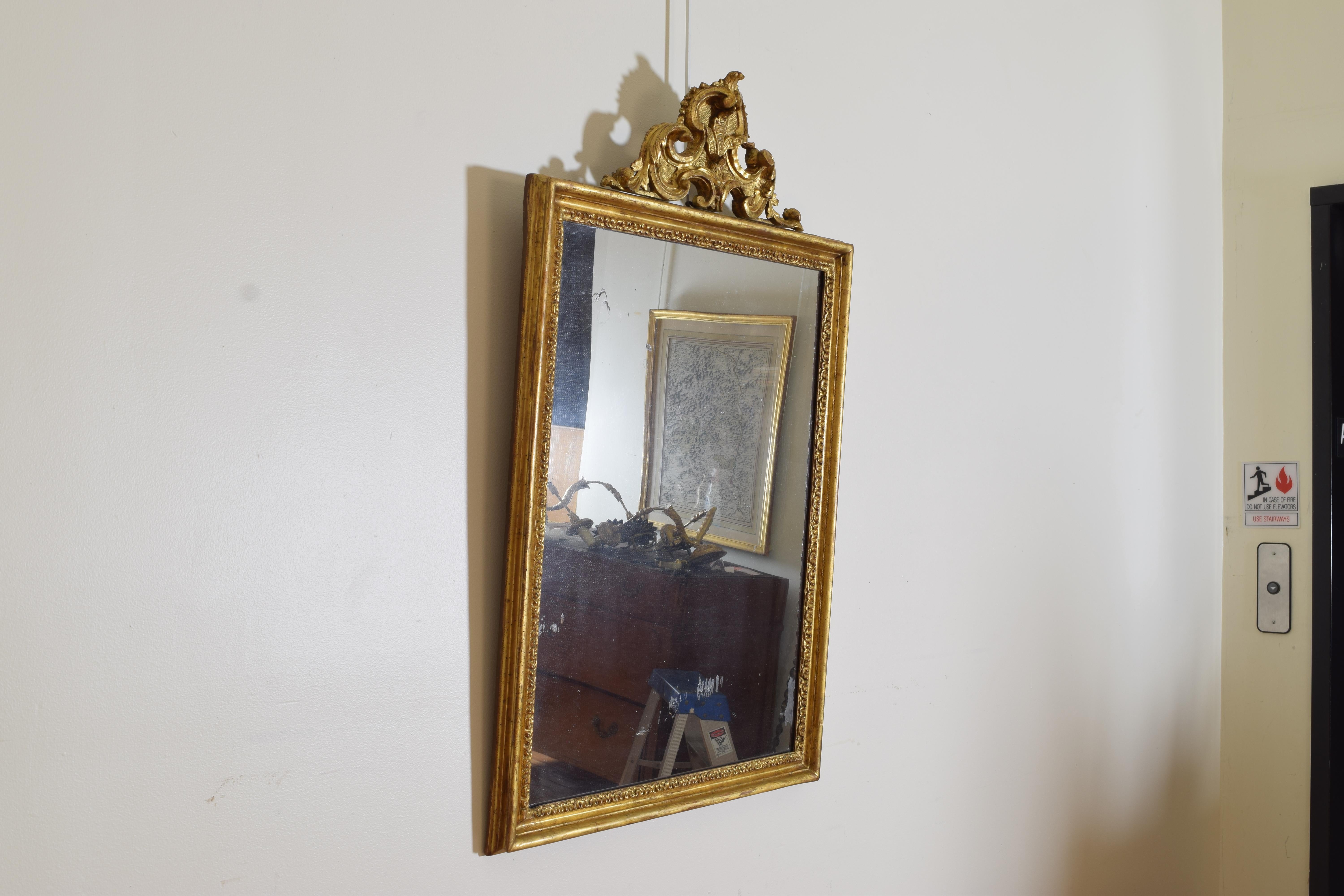 Italian Late Louis XIV Period Carved Giltwood Wall Mirror, 1st Quarter 18th Cen. In Good Condition In Atlanta, GA