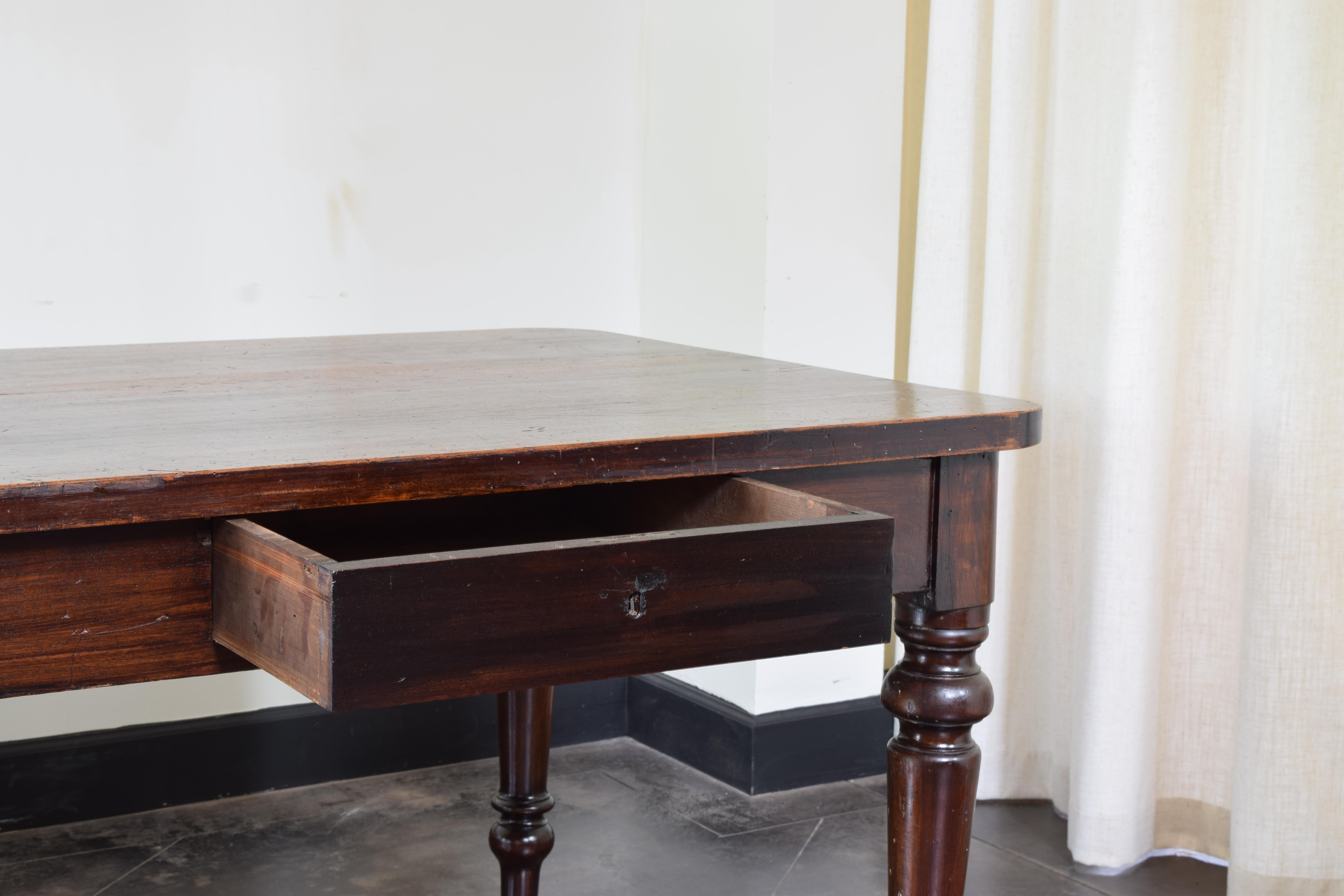 Noyer Table de bibliothèque italienne néoclassique de la fin du siècle dernier à 2 tiroirs / île de cuisine, vers 1840 en vente