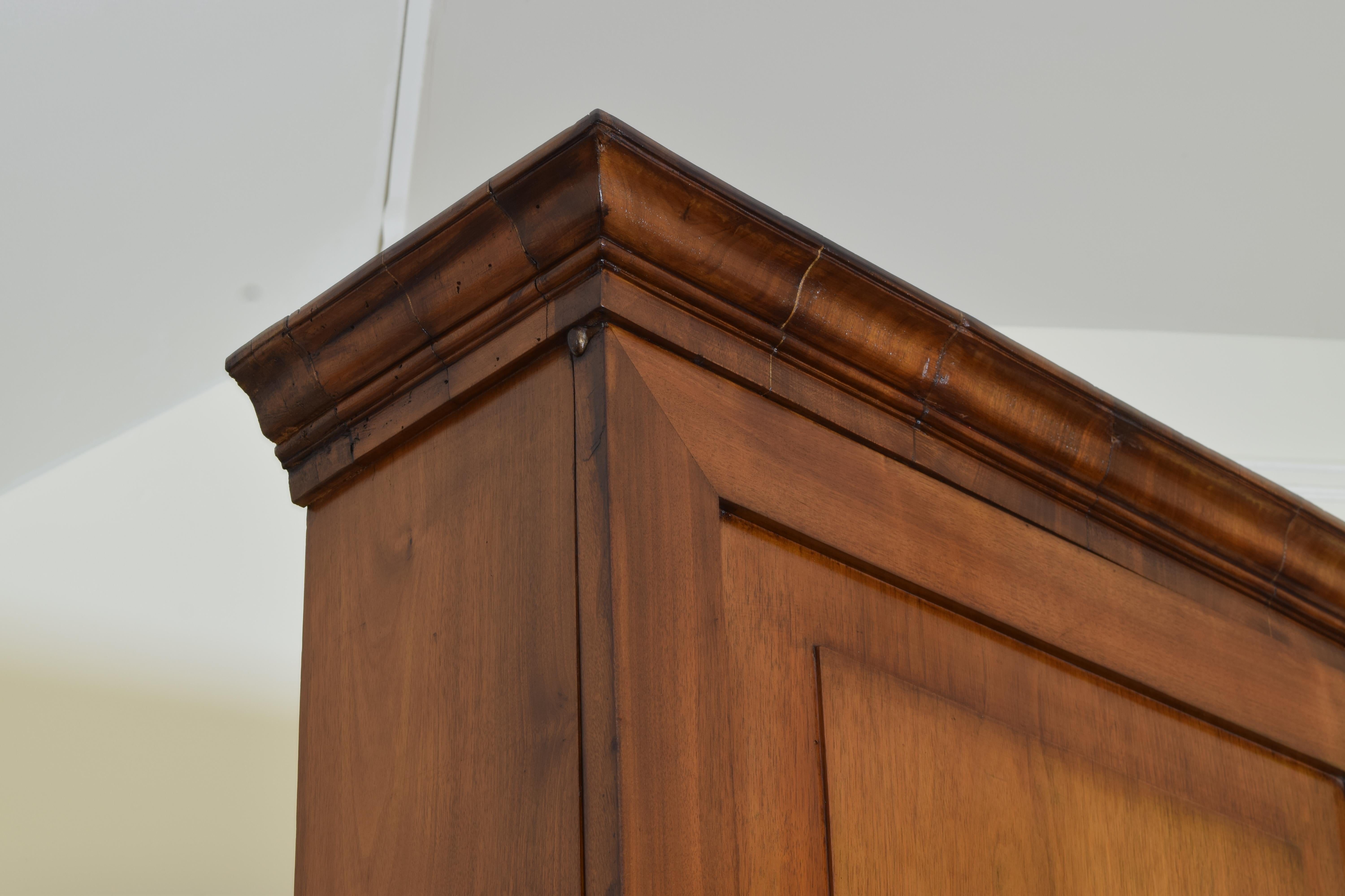 Gabinetto d'altare italiano tardo-neoclassico in noce e marmo a 2 pezzi, metà del XIX secolo in vendita 1