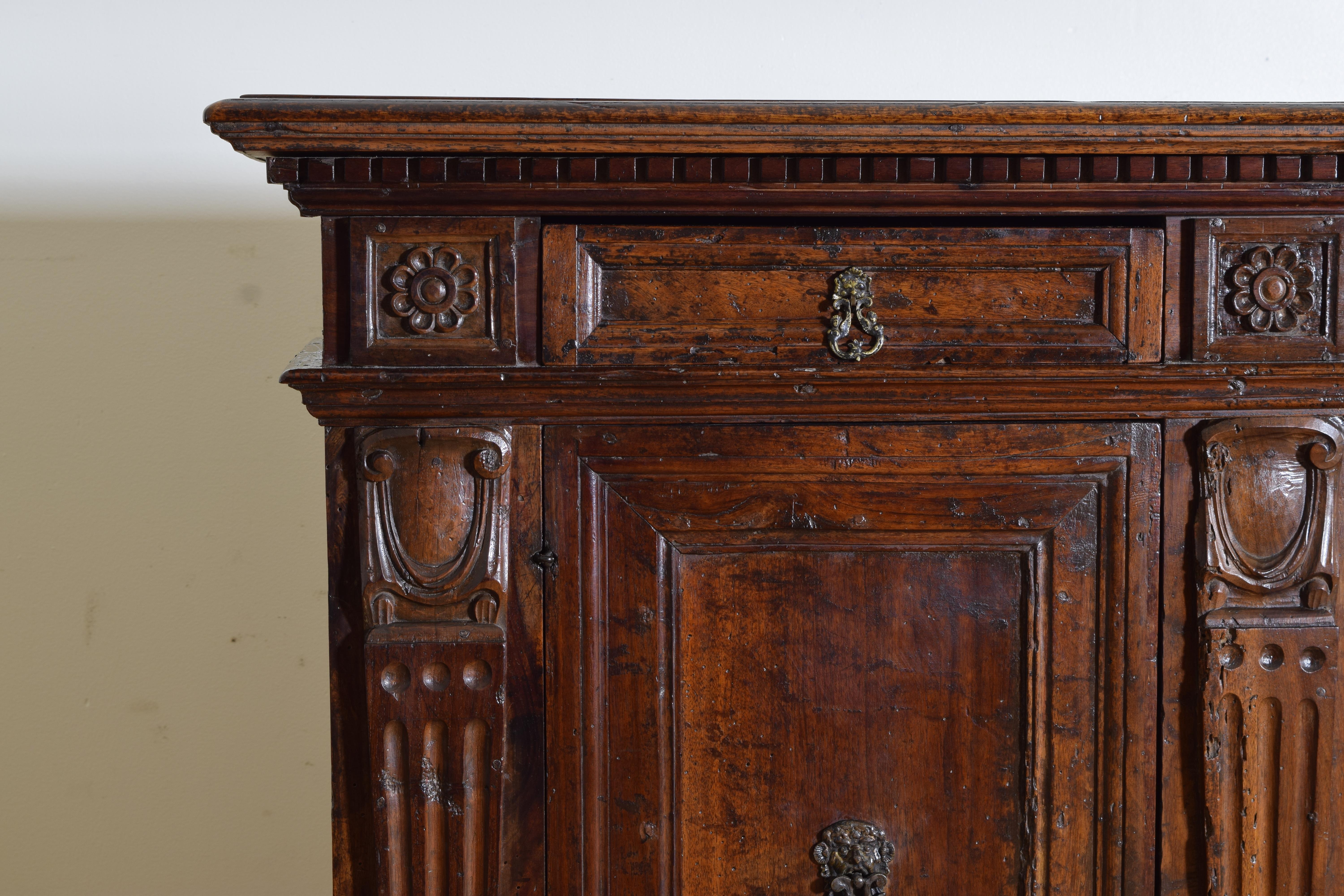 Italian Late Renaissance Carved Walnut 2-Drawer, 2-Door Credenza, 17th century For Sale 2