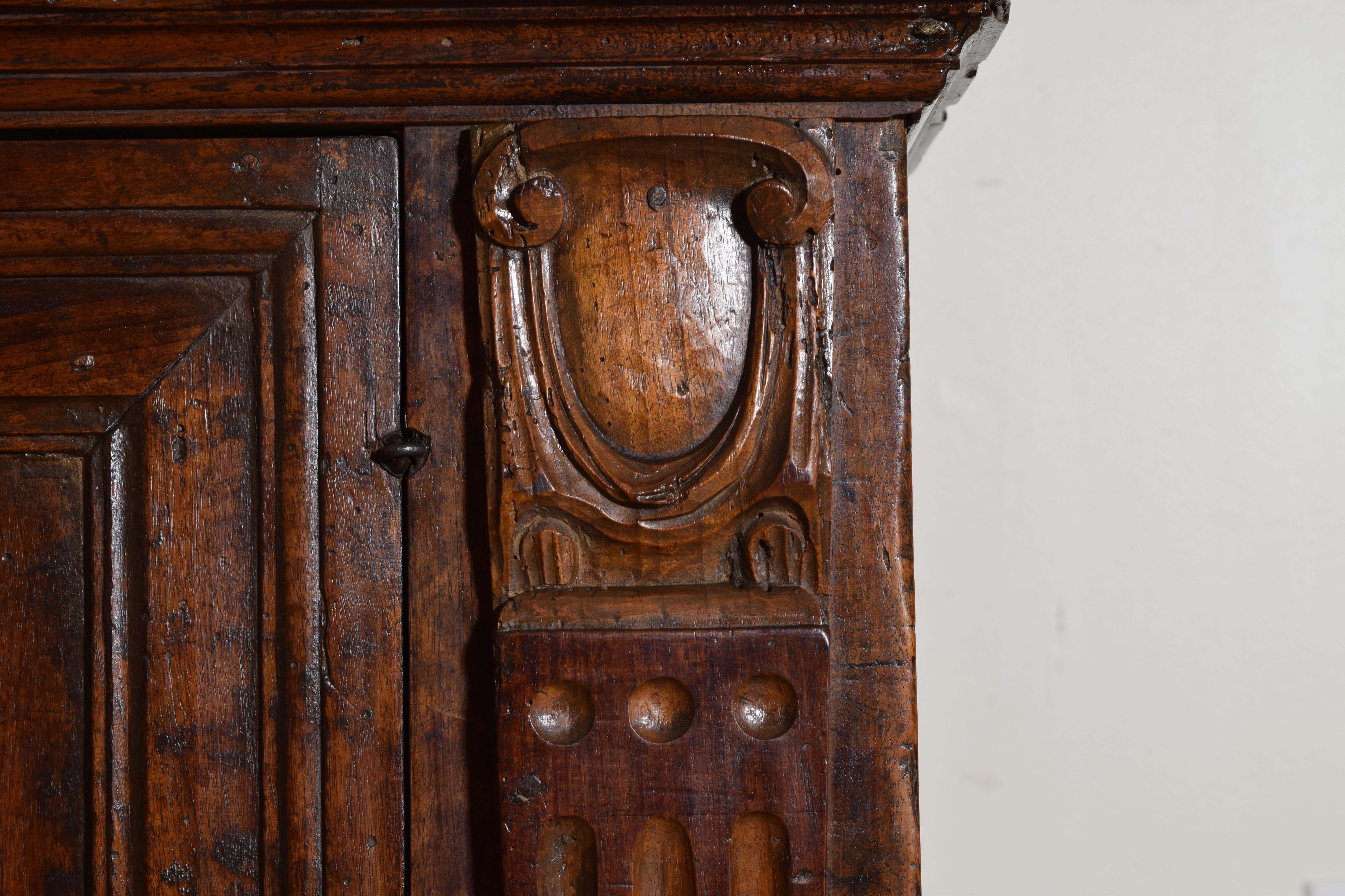 Italian Late Renaissance Carved Walnut 2-Drawer, 2-Door Credenza, 17th century For Sale 4