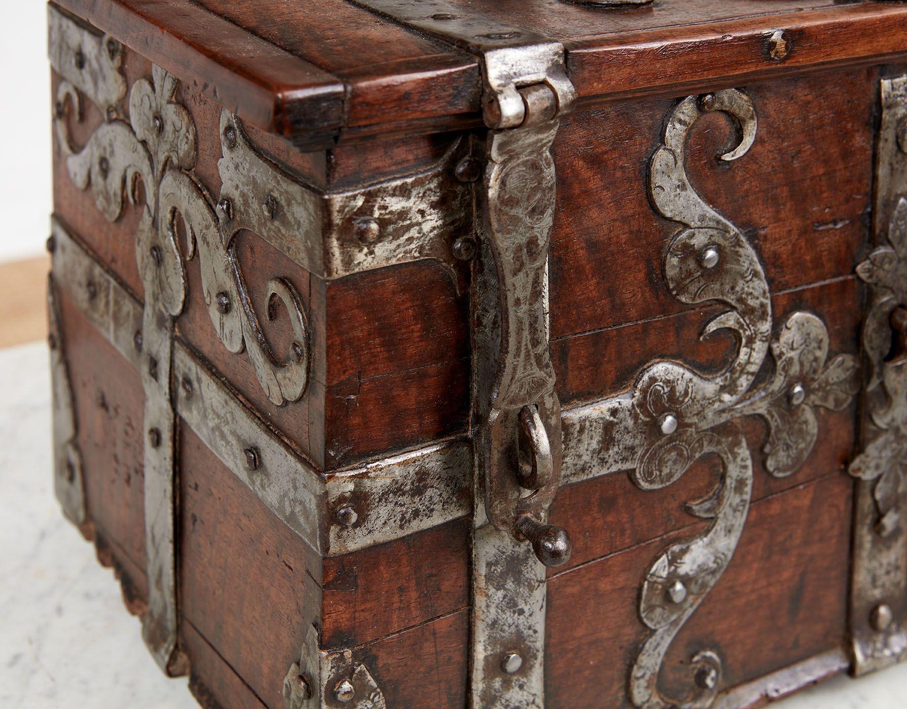 Boîte forte italienne de la fin de la Renaissance en vente 10