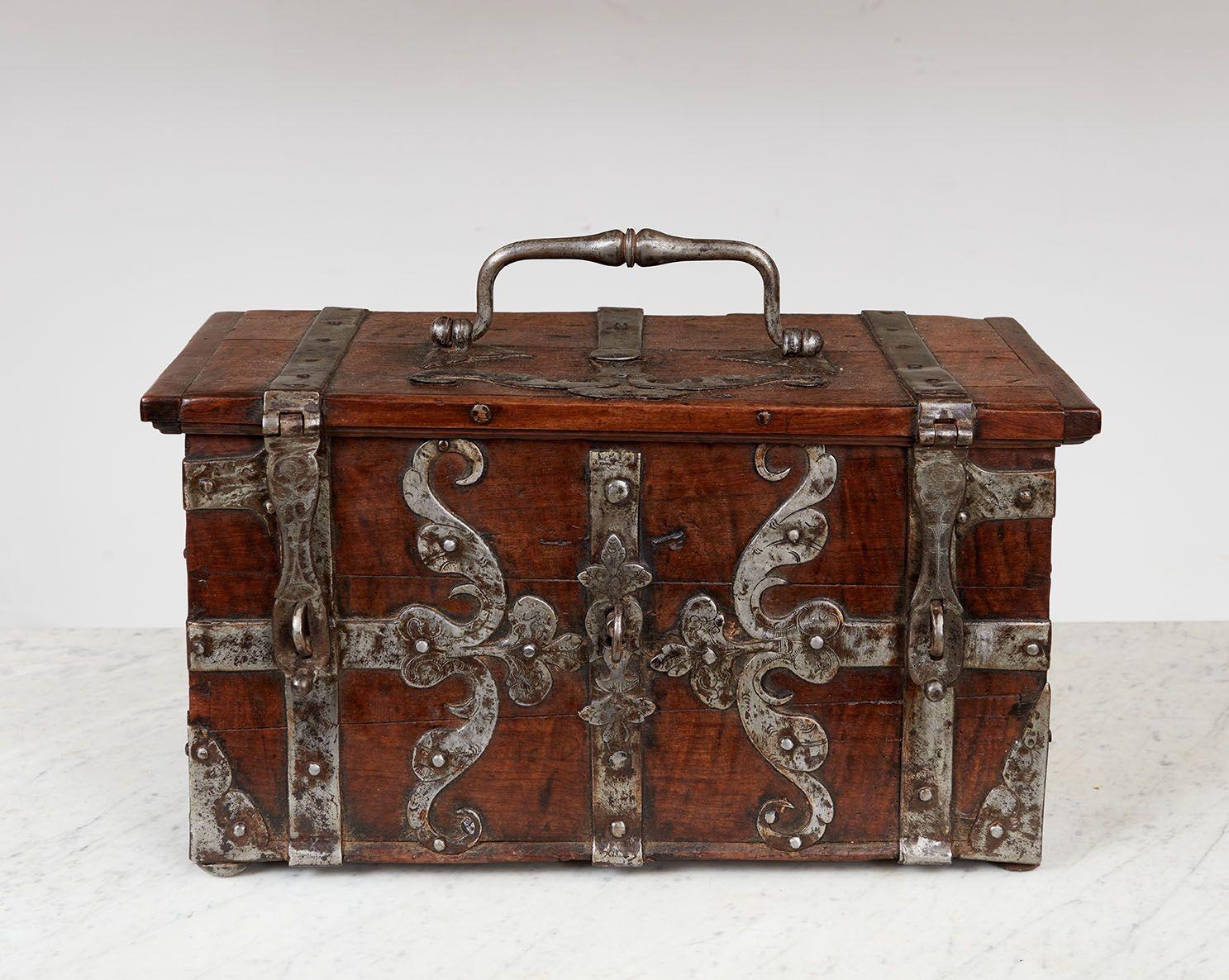 Coffre-fort de la Renaissance italienne, vers 1550, en noyer avec des courroies en acier de conception élaborée.  Les sangles et les plaques d'angle sont fixées à l'aide de rivets pincés à la main.  Serrure à gorges d'origine, charnières à double