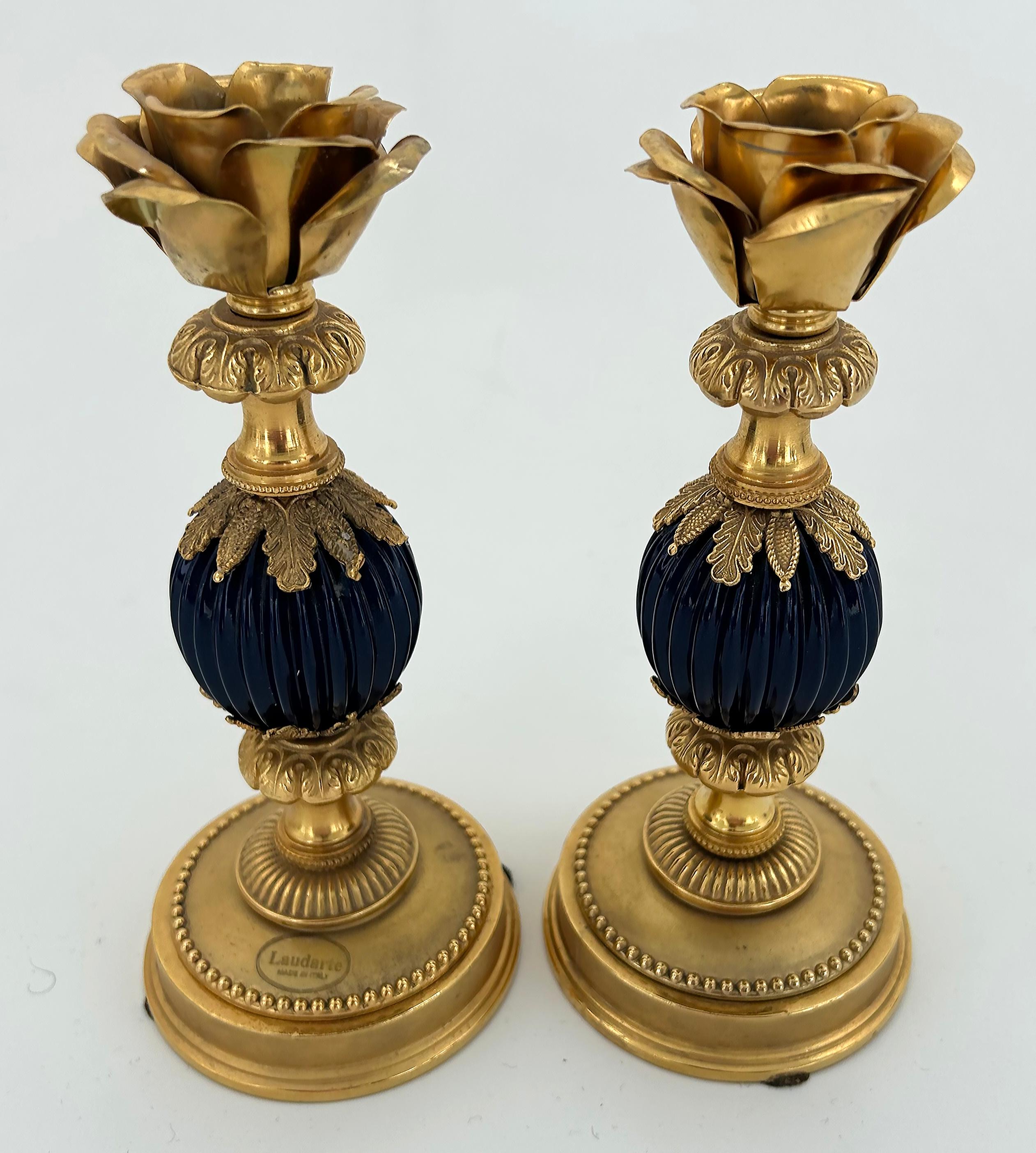 Italienische Laudarte Srl Vergoldete Bronze und emaillierte Kerzenleuchter mit Blumen, ein Paar (Neoklassisch) im Angebot