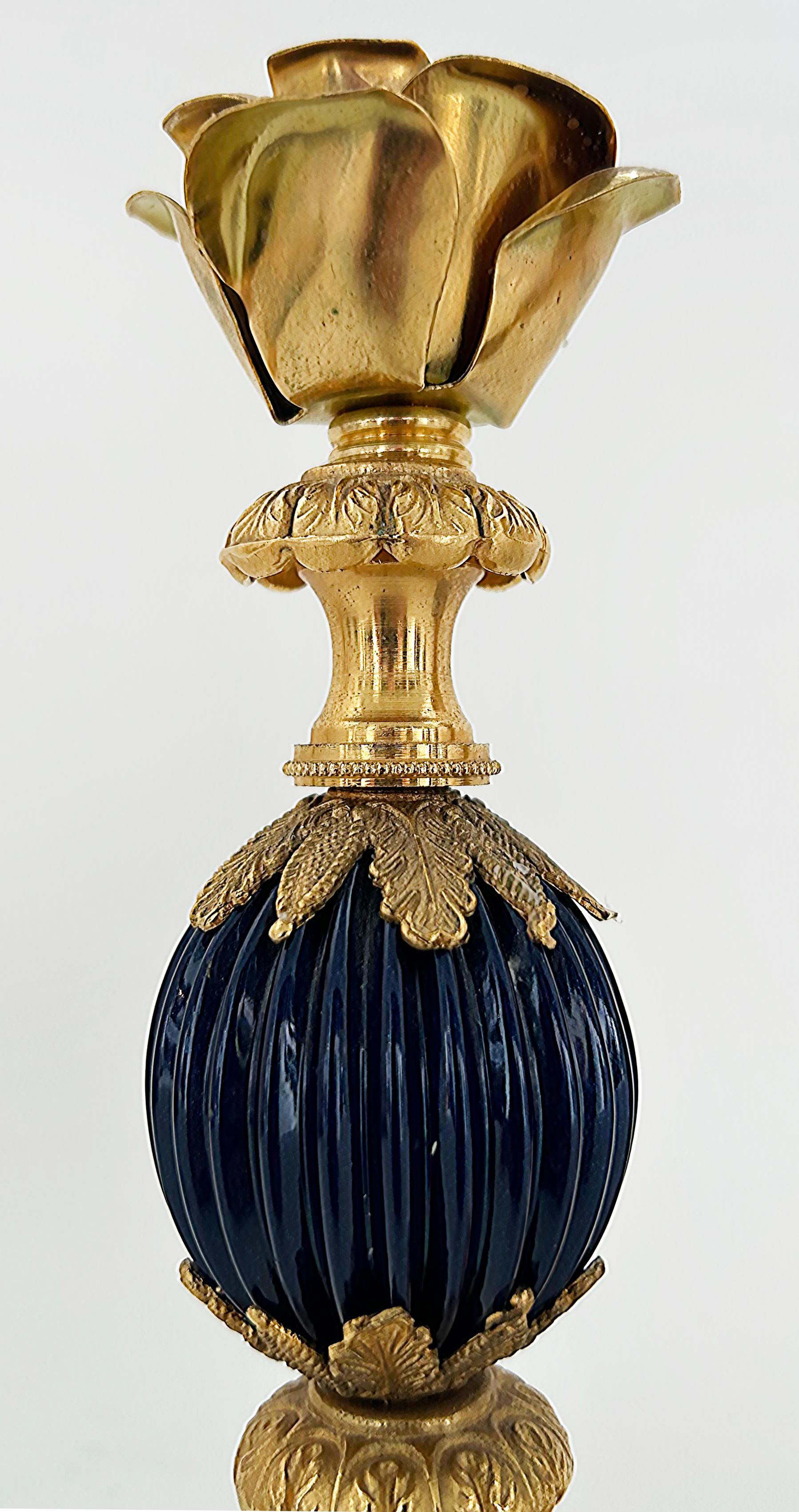 Italienische Laudarte Srl Vergoldete Bronze und emaillierte Kerzenleuchter mit Blumen, ein Paar im Zustand „Gut“ im Angebot in Miami, FL