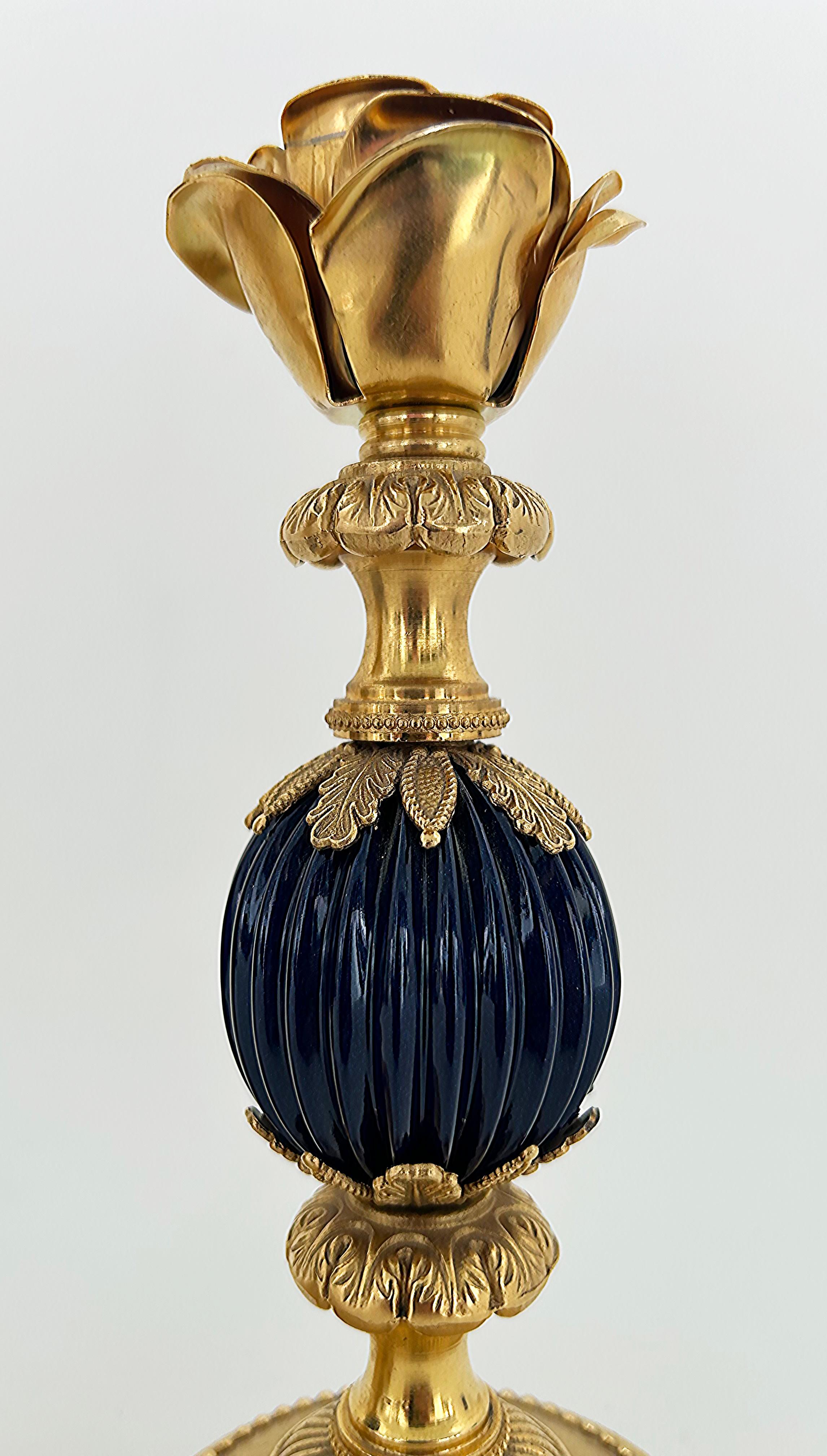 Italienische Laudarte Srl Vergoldete Bronze und emaillierte Kerzenleuchter mit Blumen, ein Paar (21. Jahrhundert und zeitgenössisch) im Angebot