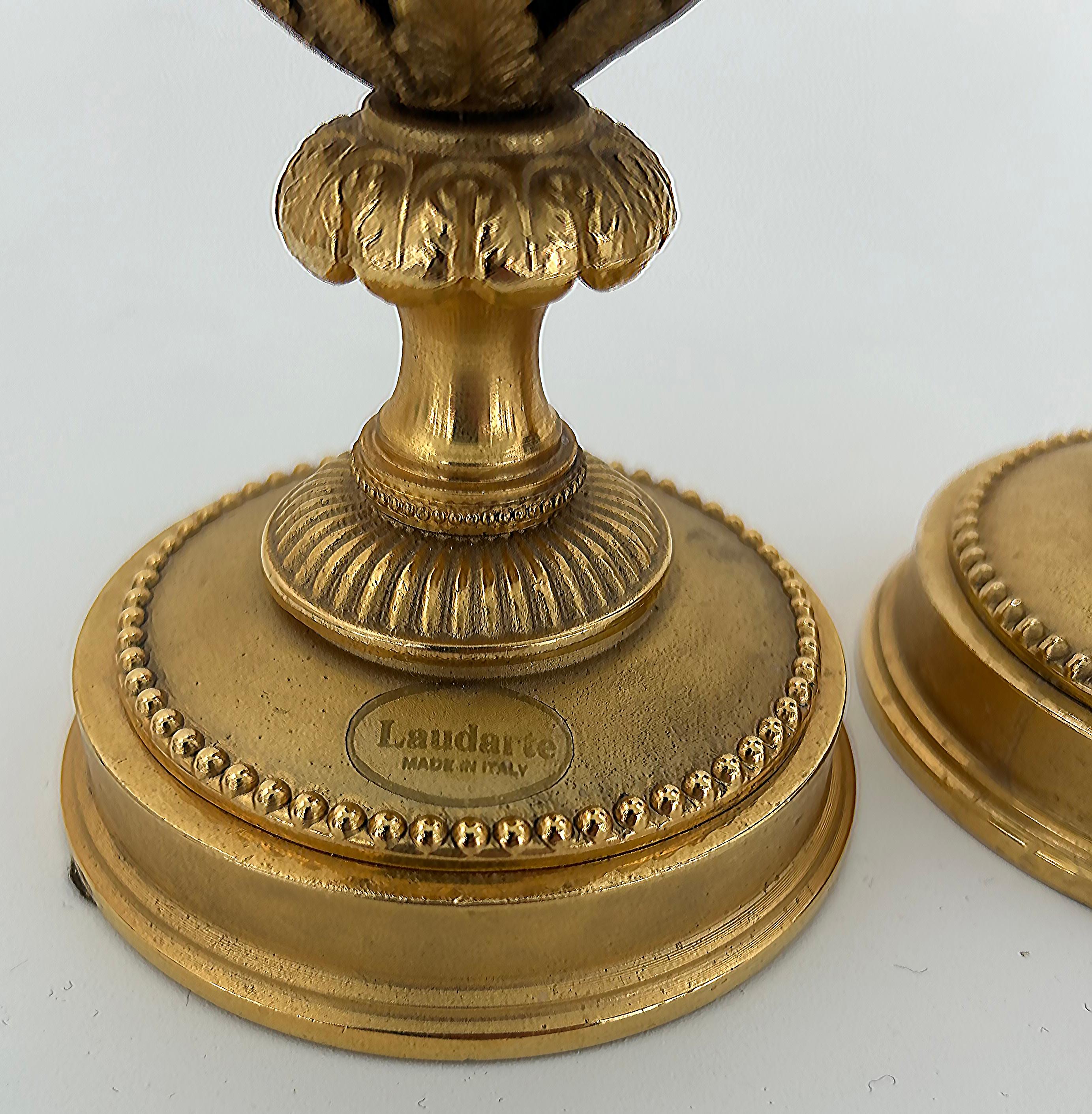 Italienische Laudarte Srl Vergoldete Bronze und emaillierte Kerzenleuchter mit Blumen, ein Paar im Angebot 1