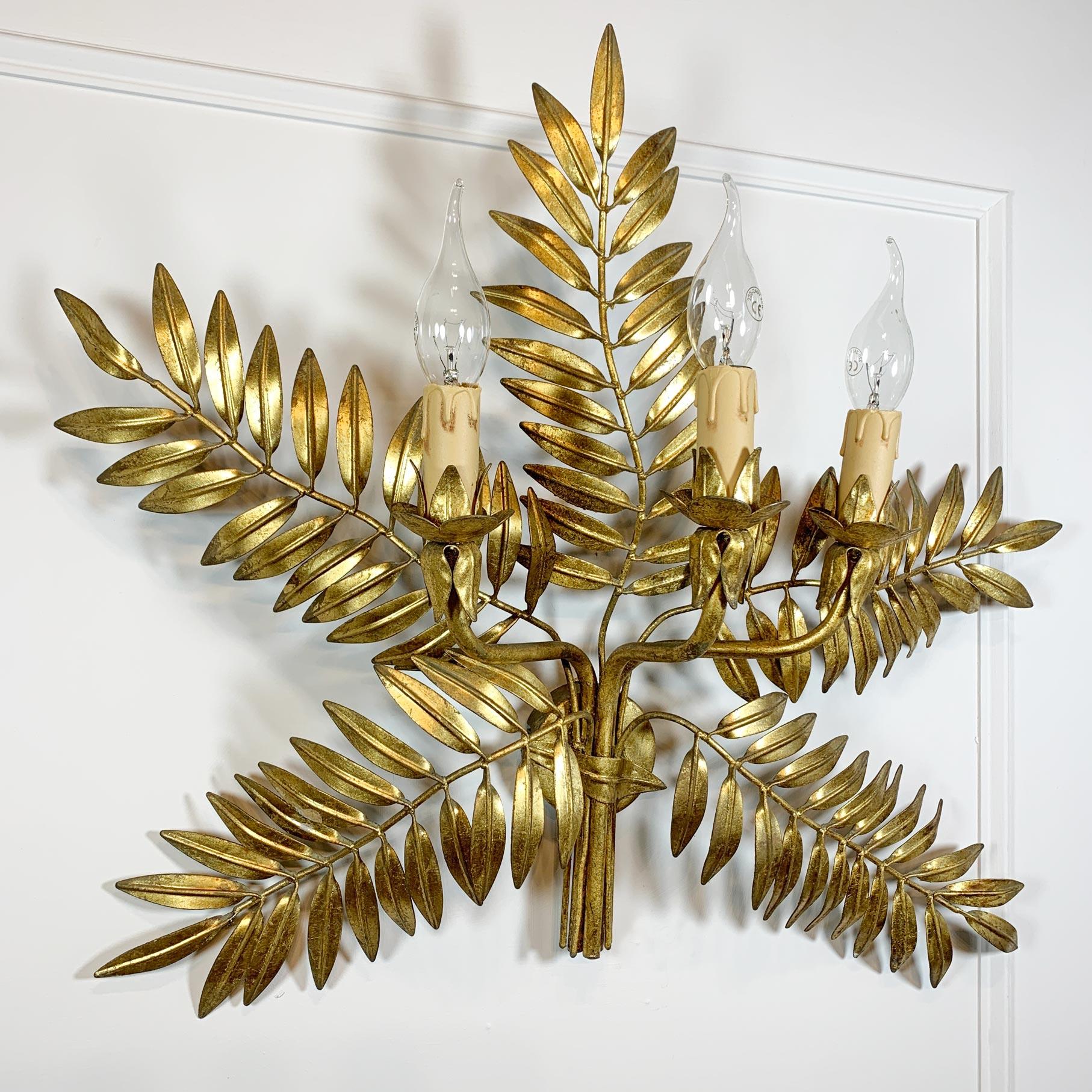 An exceptional 1950s Italian laurel leaf wall light in gold leaf gilt finish. The light has three lamp holders, each taking a single e14 (small screw in bulb)



The gilt finish is in stunning condition and the light radiates gold even when not