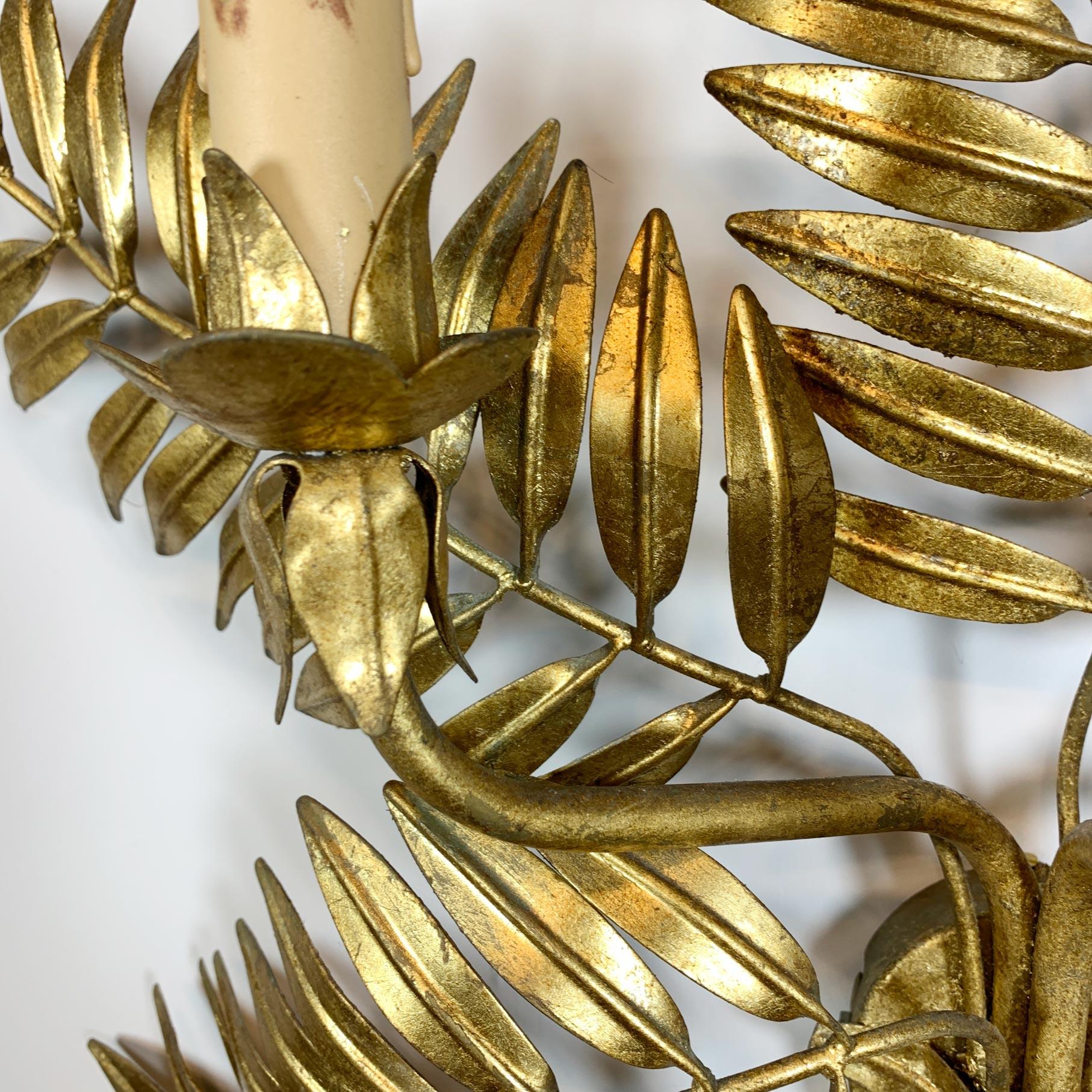 Italian Gold Laurel Leaf Wall Light, 1950s In Good Condition For Sale In Hastings, GB