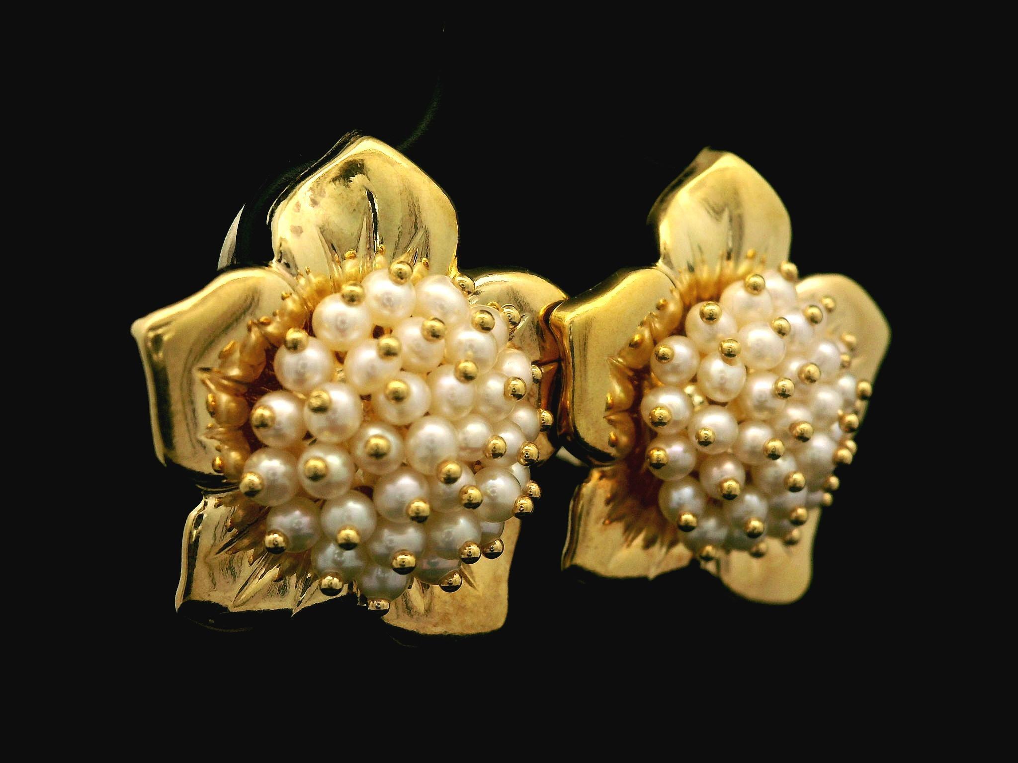 Round Cut Italian Le Gi 18k Yellow Gold Pearl Cluster Flower Omega Earrings For Sale