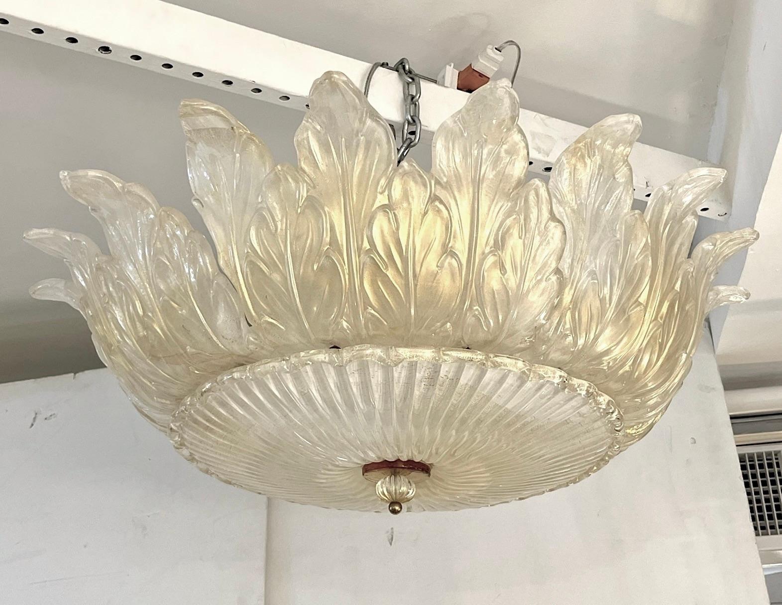 Lampadario da incasso di transizione color avorio vintage con tecnica altamente decorativa applicata al vetro di Murano, lavorato con oro puro e traslucenza iridescente che conferisce un'eccezionale finitura di seta perlata. La caduta breve lo rende