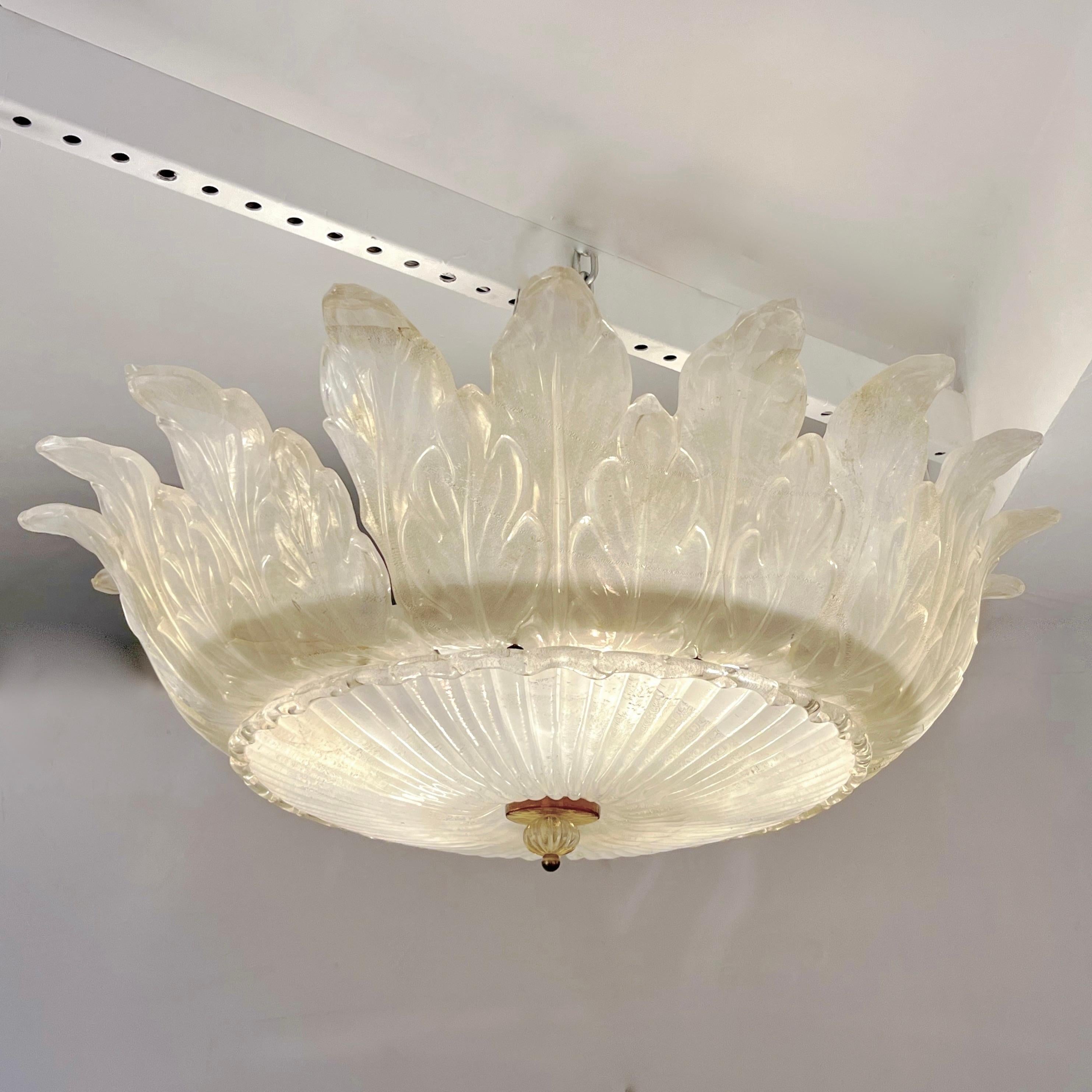 Mid-Century moderno Lampadario ad incasso in vetro di Murano bianco perla e oro di Italian Leaf Decor 1980 in vendita