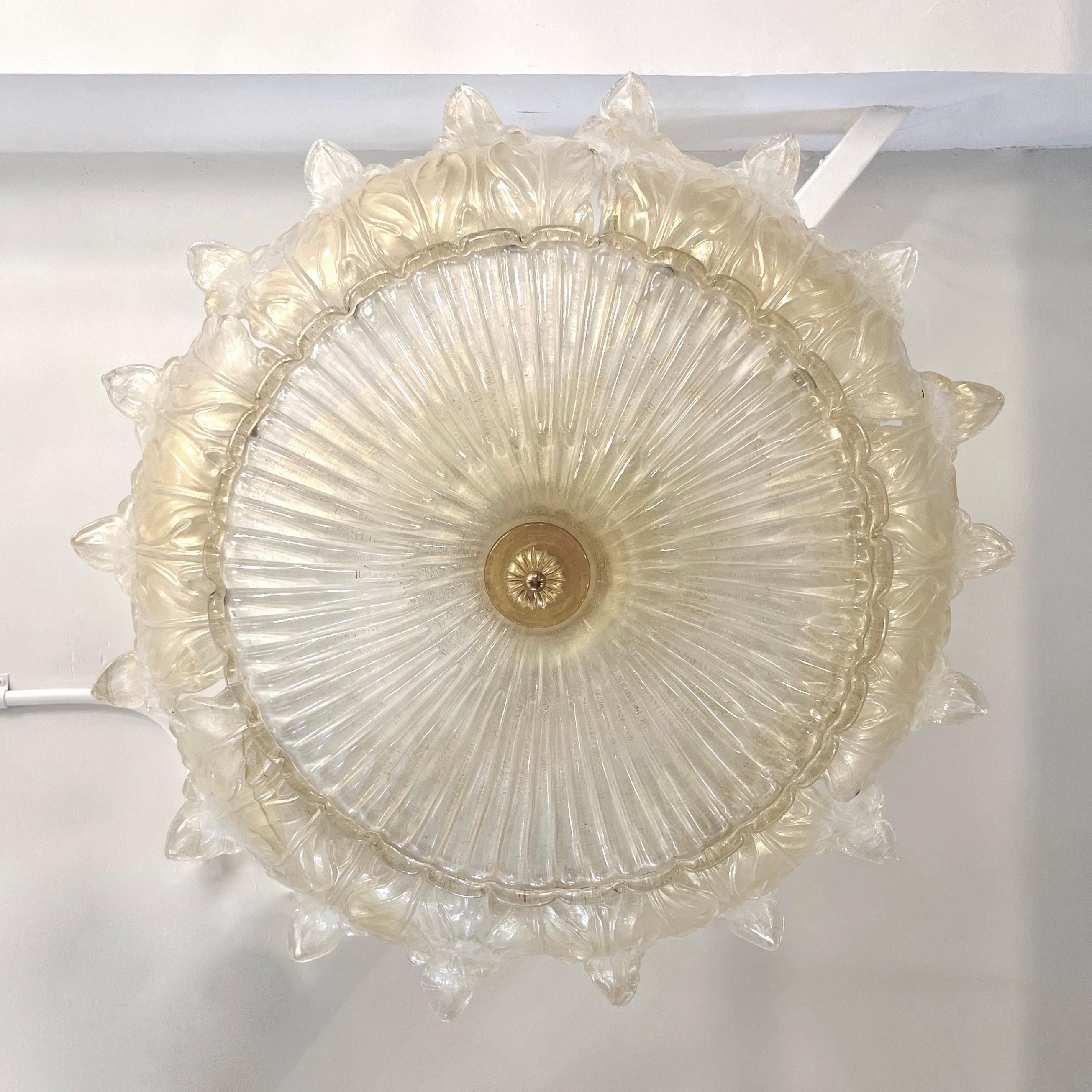 Italiano Lampadario ad incasso in vetro di Murano bianco perla e oro di Italian Leaf Decor 1980 in vendita